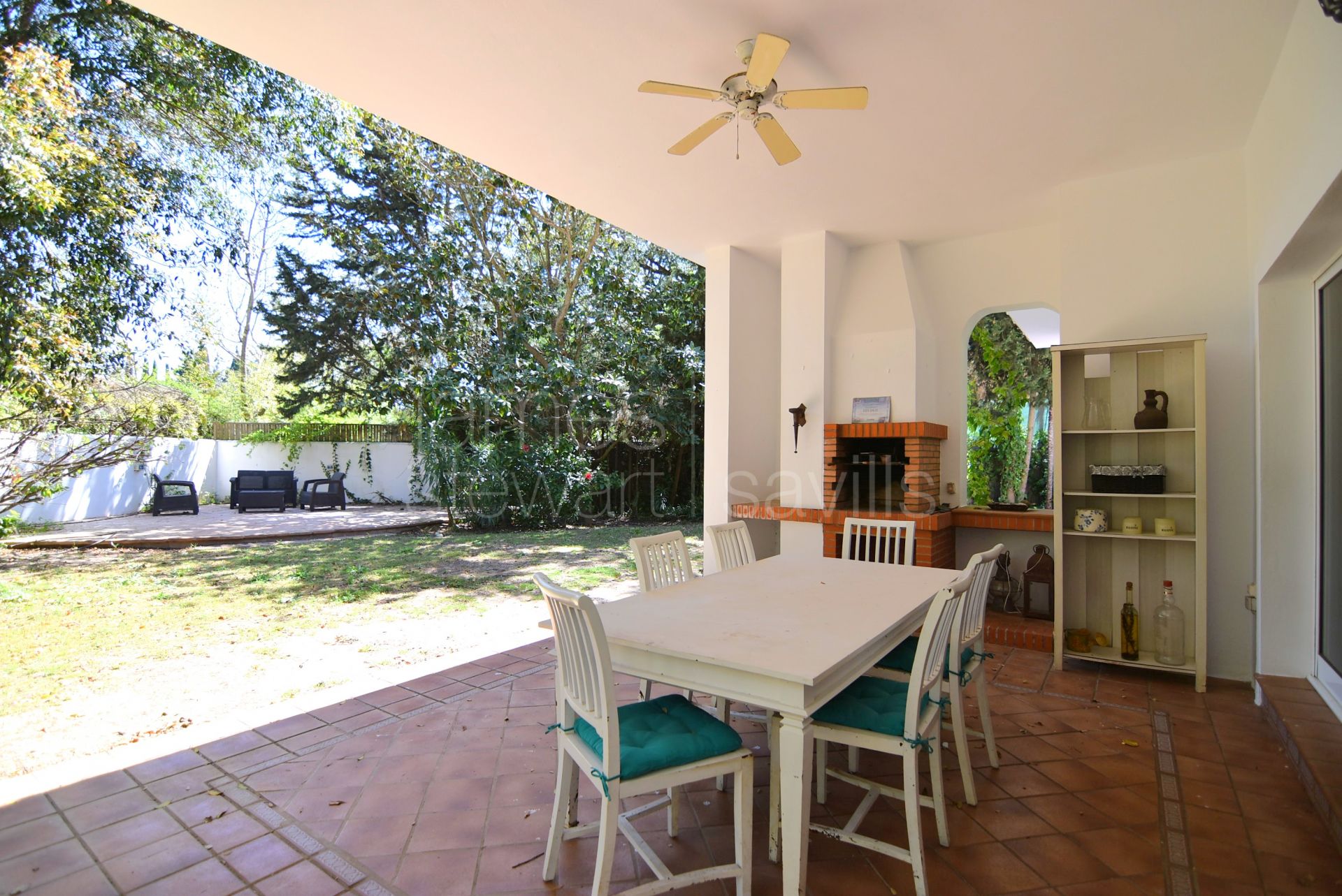 Spacious 3 bedroom villa with guest apartment in the C zone of Sotogrande