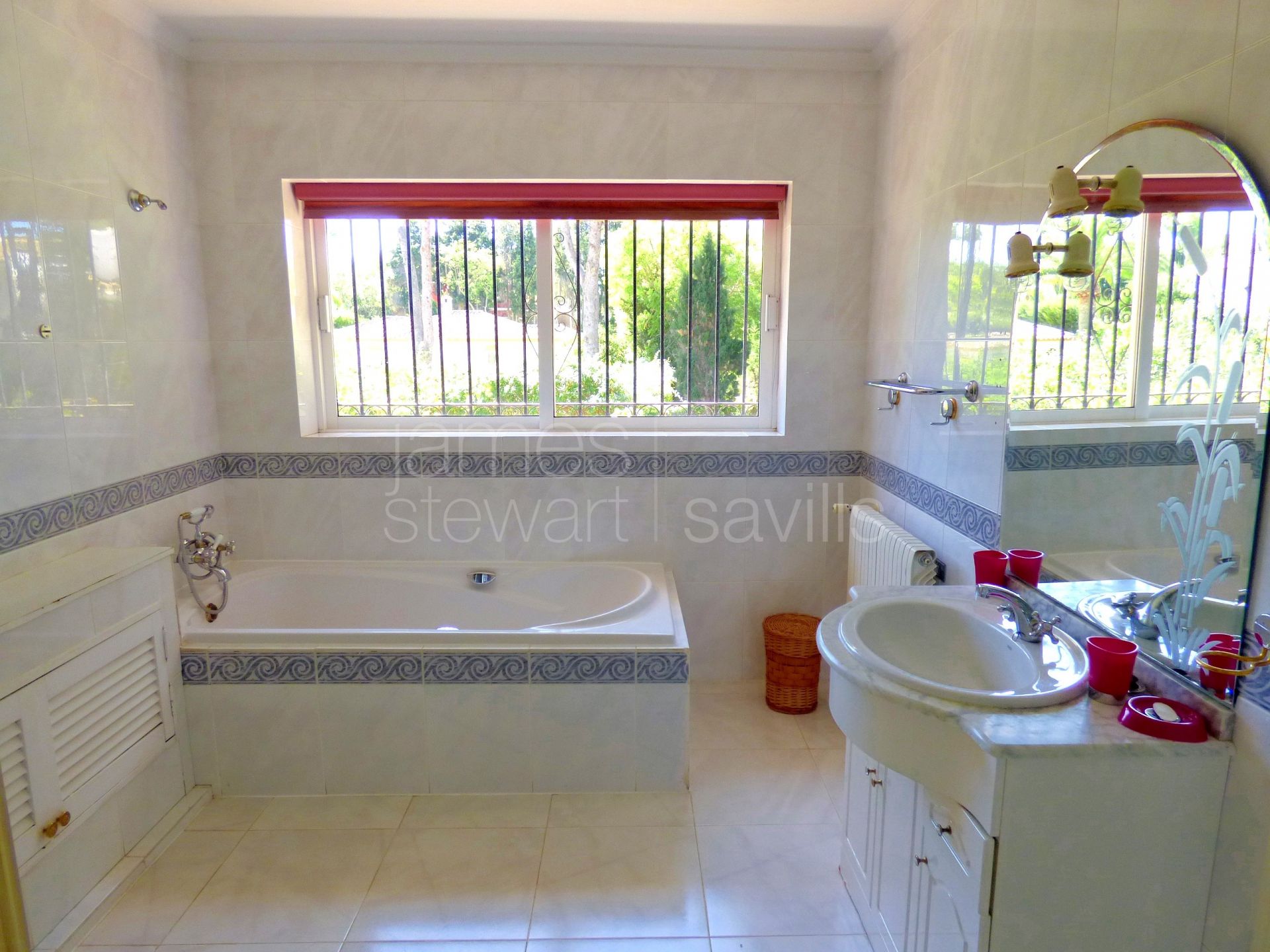 Spacious 3 bedroom villa with guest apartment in the C zone of Sotogrande