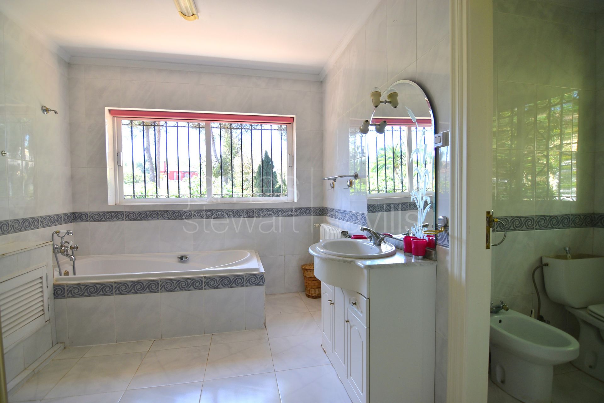 Spacious 3 bedroom villa with guest apartment in the C zone of Sotogrande
