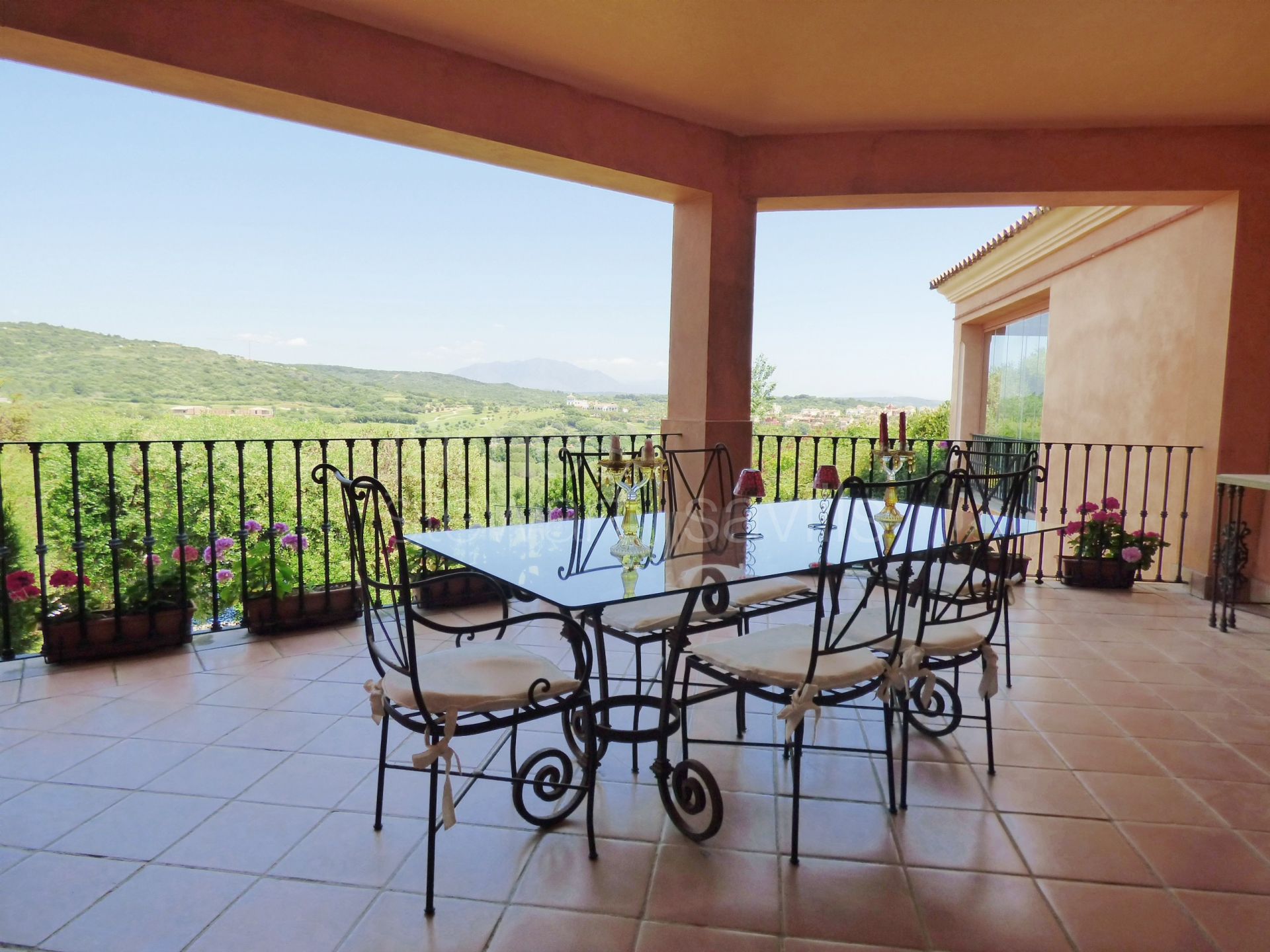 Extremely high quality house, private with sweeping open views of La Reserva