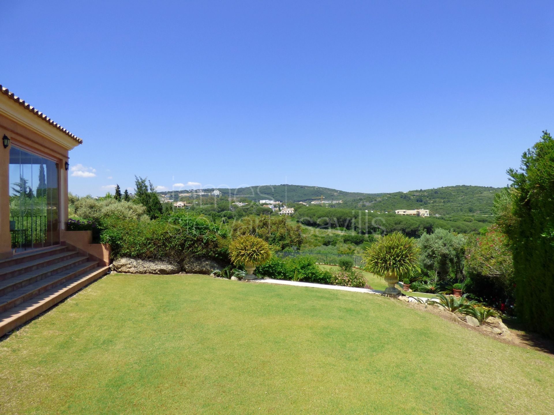 Excelente villa de altísima calidad con vistas panorámicas pero a la vez mucha privacidad