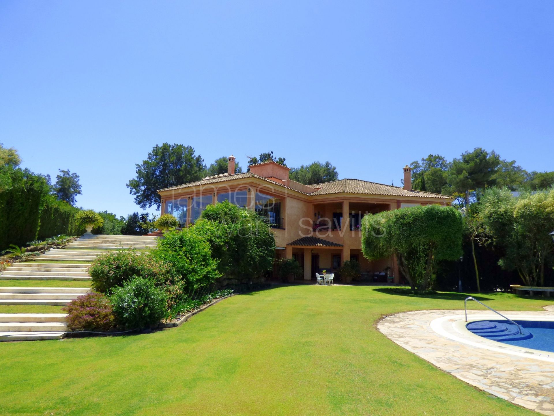 Excelente villa de altísima calidad con vistas panorámicas pero a la vez mucha privacidad