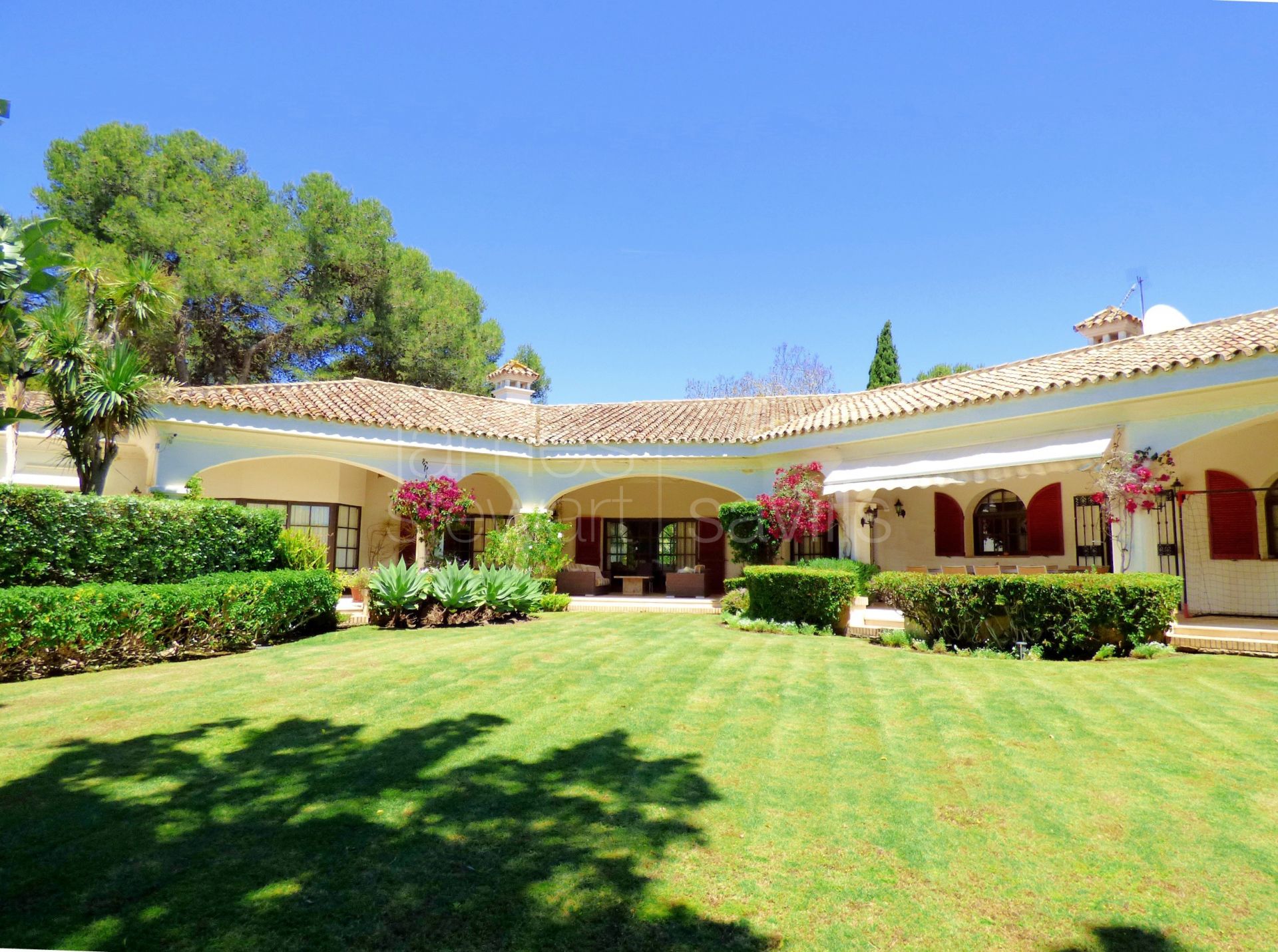 Spacious and very private villa in the D zone of Sotogrande Central