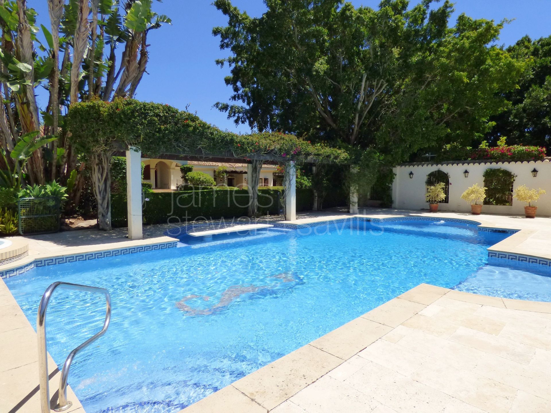 Spacious and very private villa in the D zone of Sotogrande Central