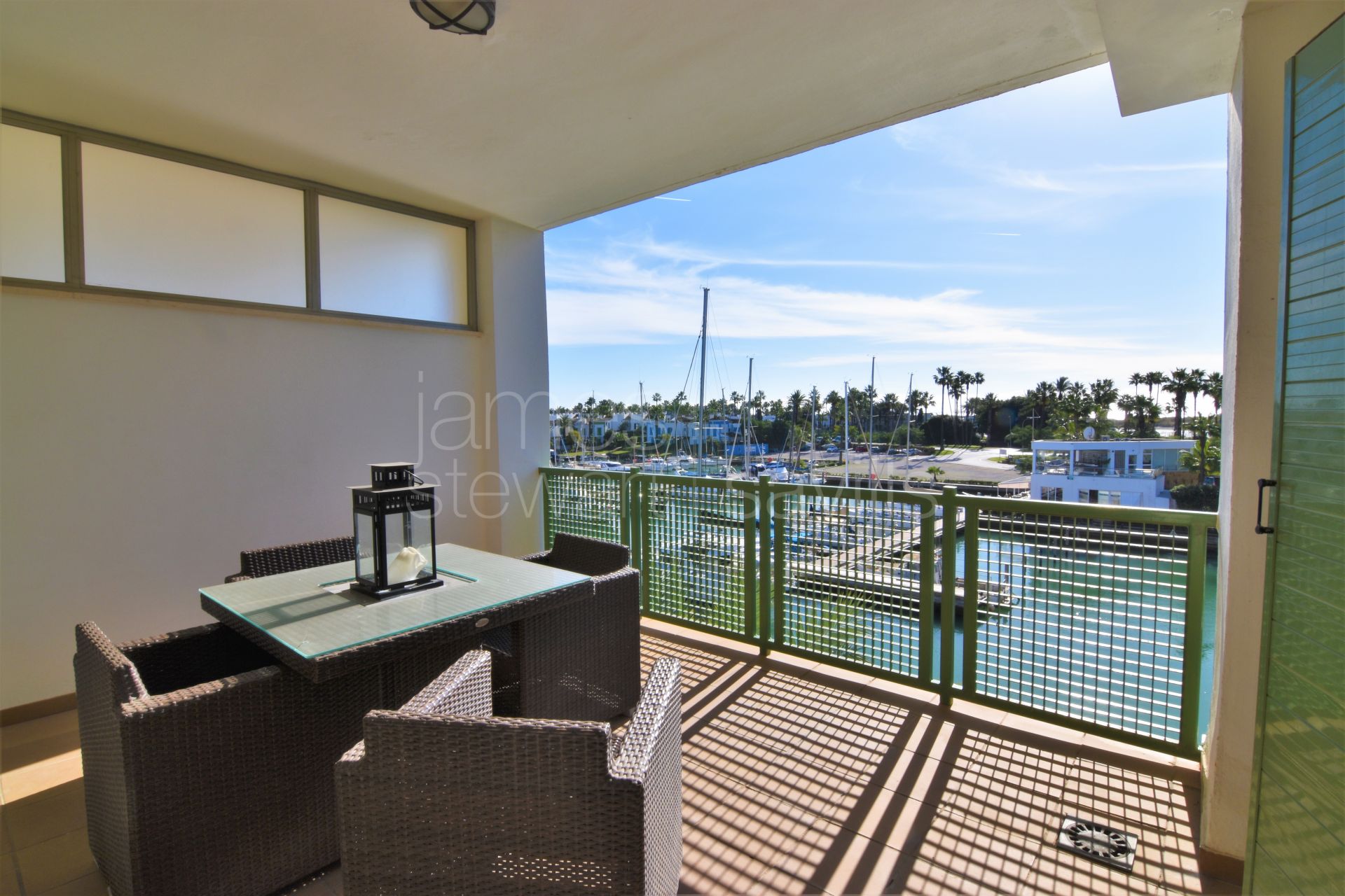 South-east facing 3 bedroom apartment with lovely elevated Marina views