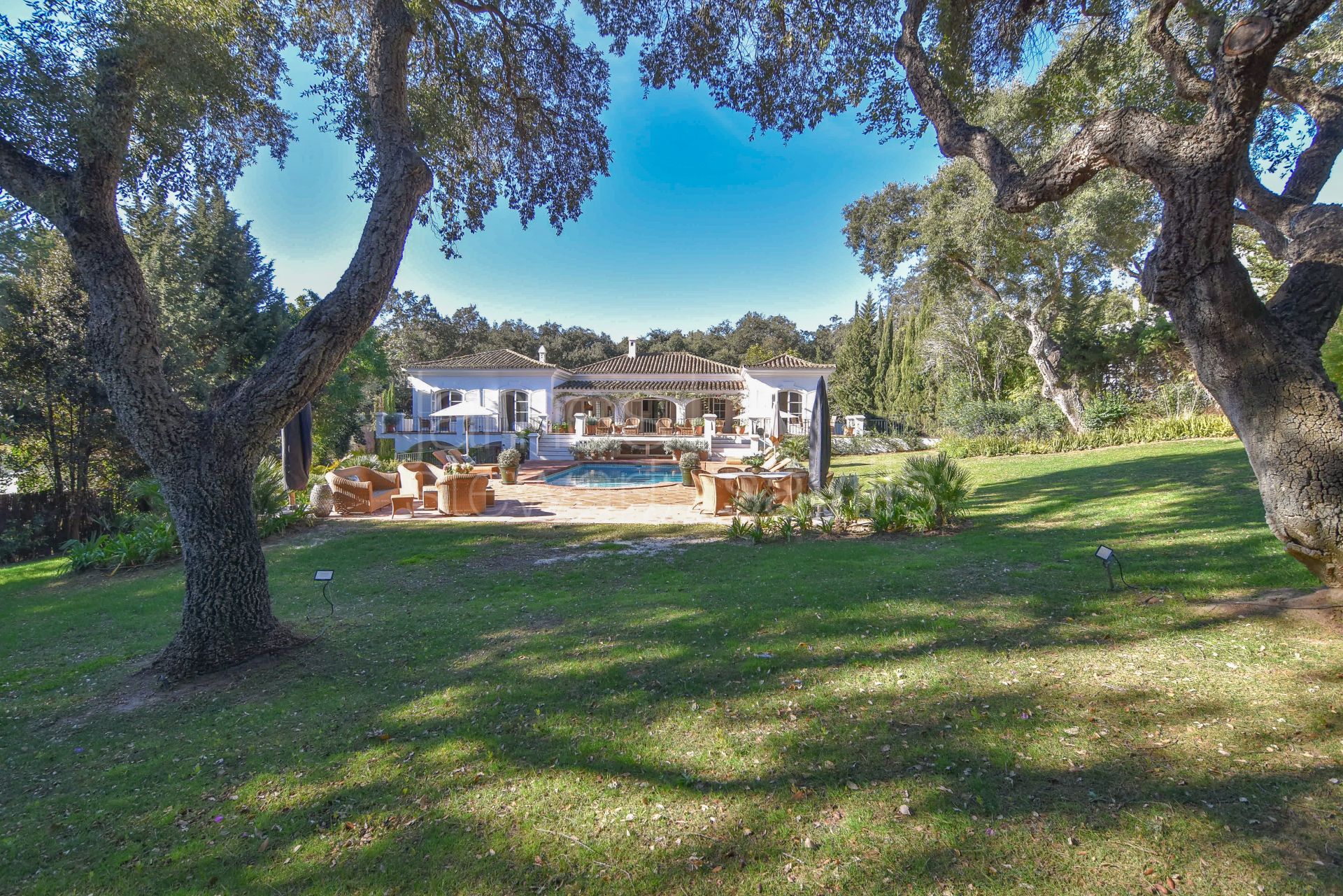 Encantadora villa andaluza en una amplia parcela frente al exclusivo campo de golf Valderrama