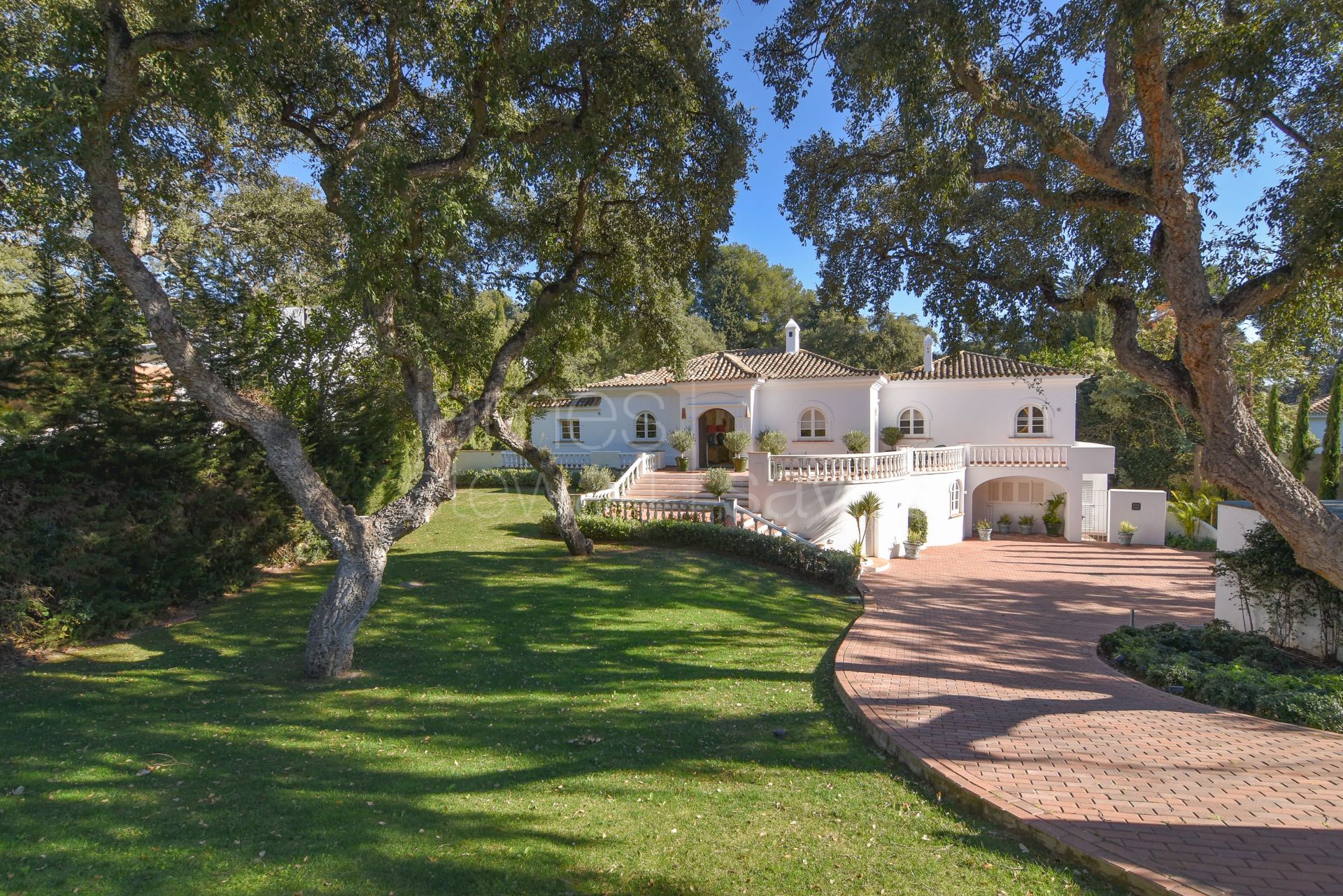 Encantadora villa andaluza en una amplia parcela frente al exclusivo campo de golf Valderrama