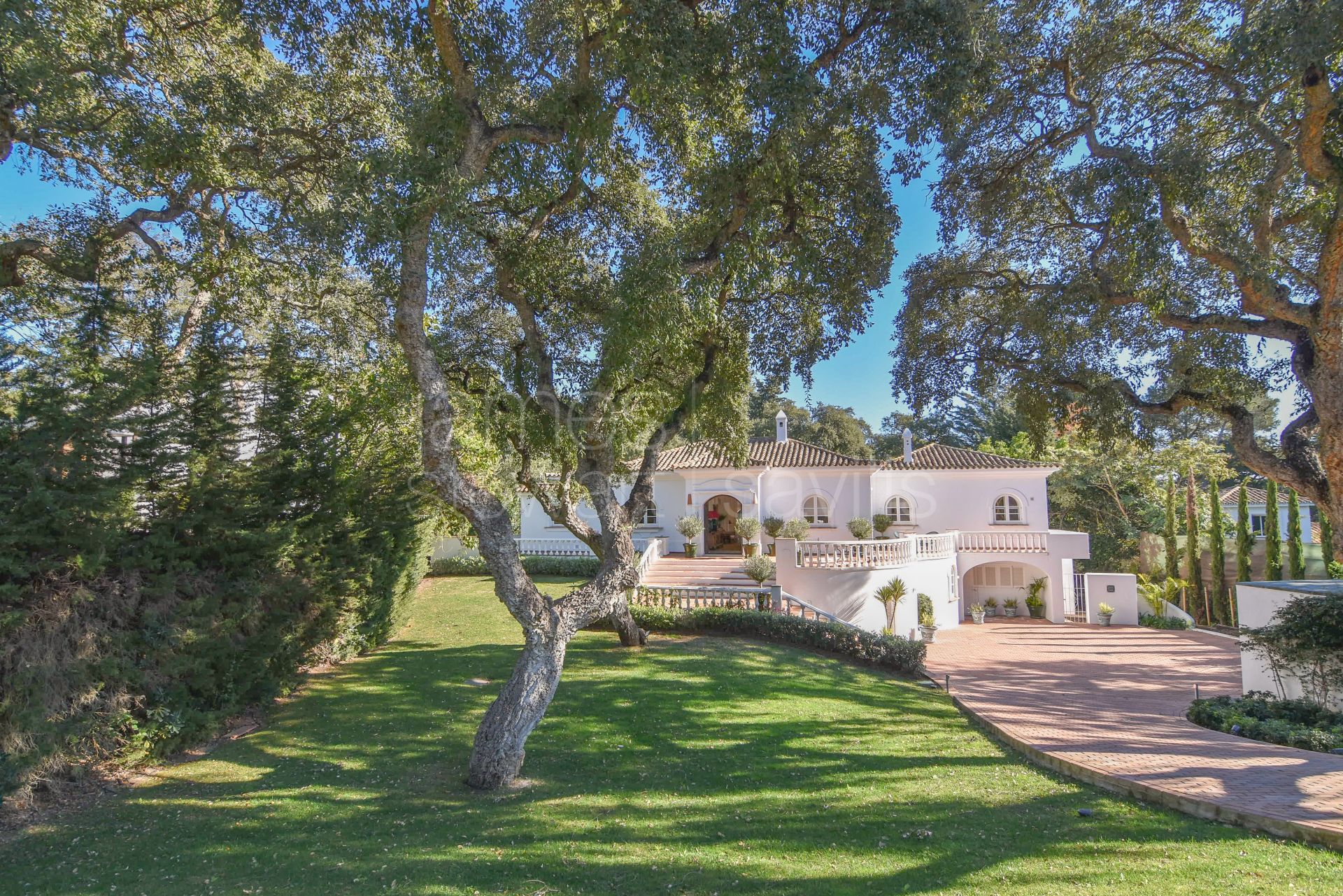 Encantadora villa andaluza en una amplia parcela frente al exclusivo campo de golf Valderrama