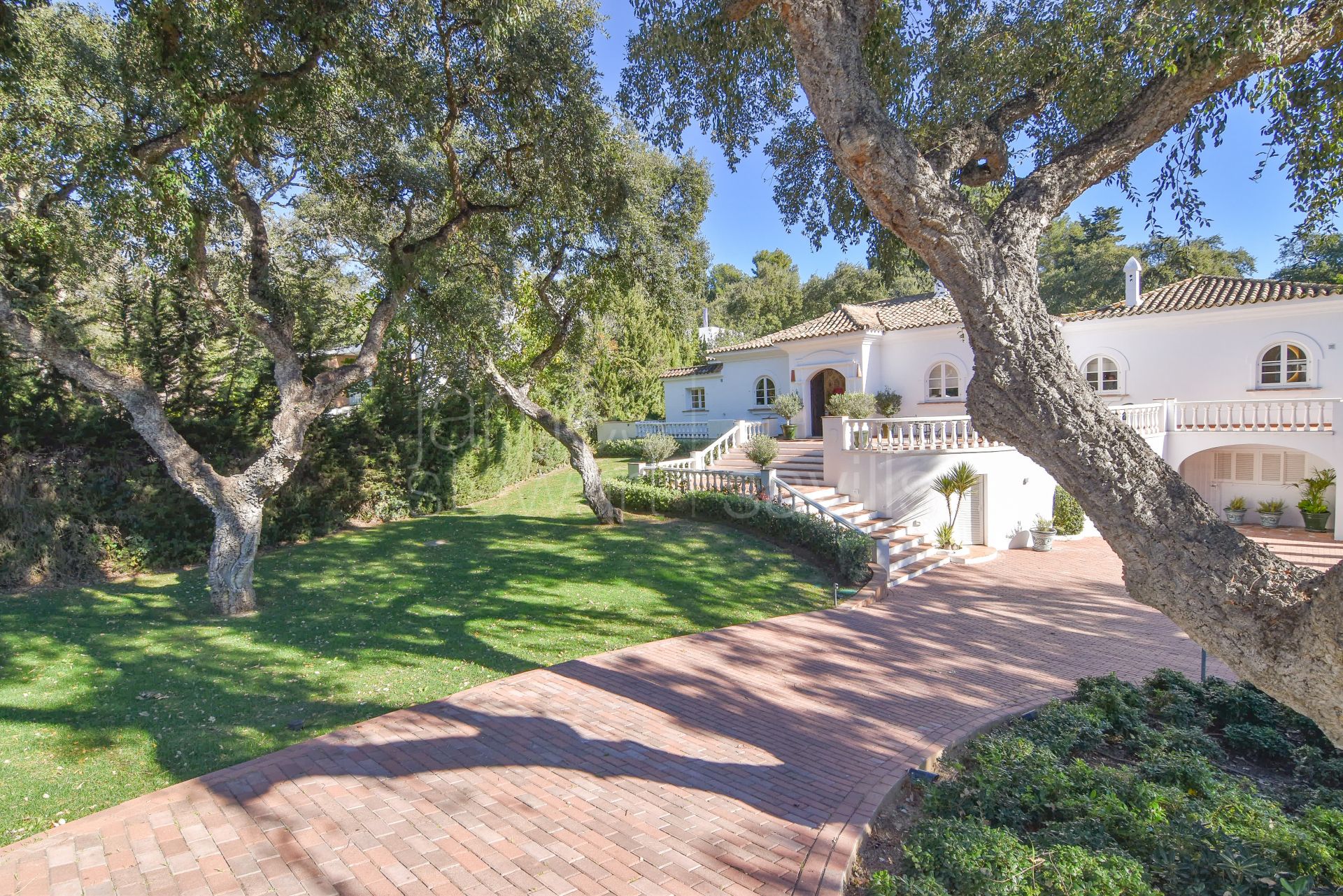 Encantadora villa andaluza en una amplia parcela frente al exclusivo campo de golf Valderrama