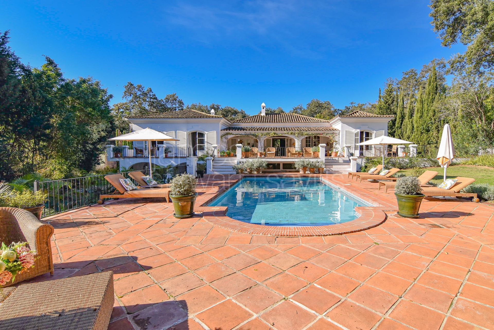 Encantadora villa andaluza en una amplia parcela frente al exclusivo campo de golf Valderrama