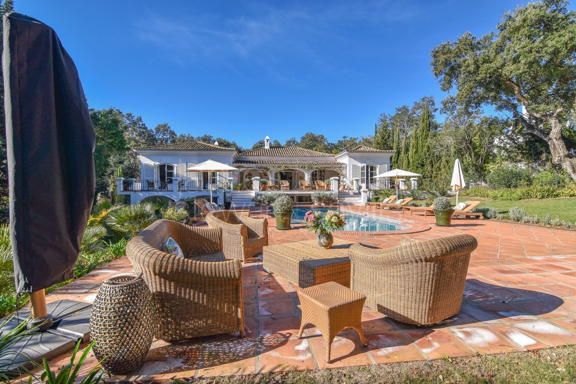 Encantadora villa andaluza en una amplia parcela frente al exclusivo campo de golf Valderrama