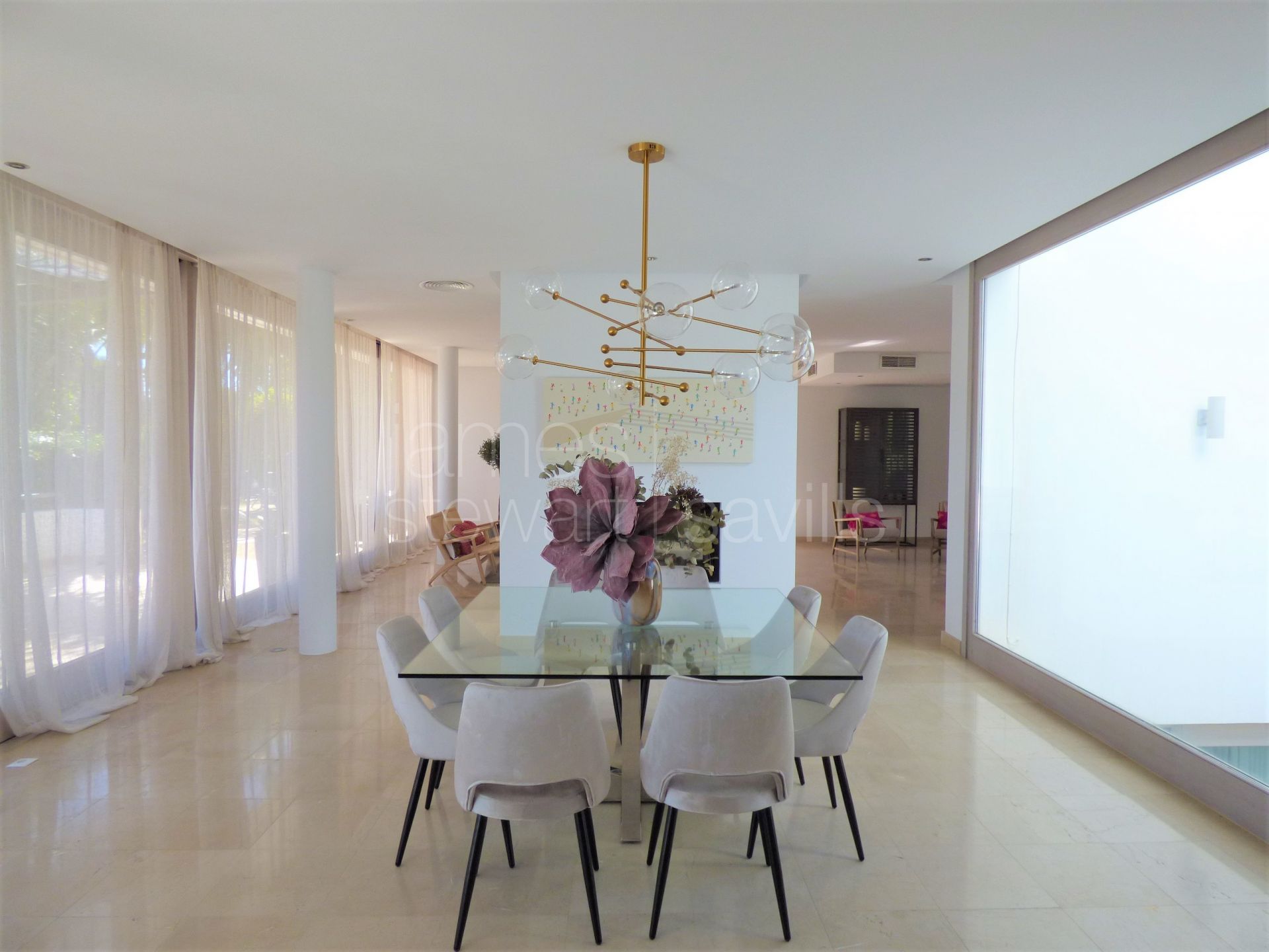 Villa de estilo contemporáneo y muy espaciosa - ideal para una gran familia.