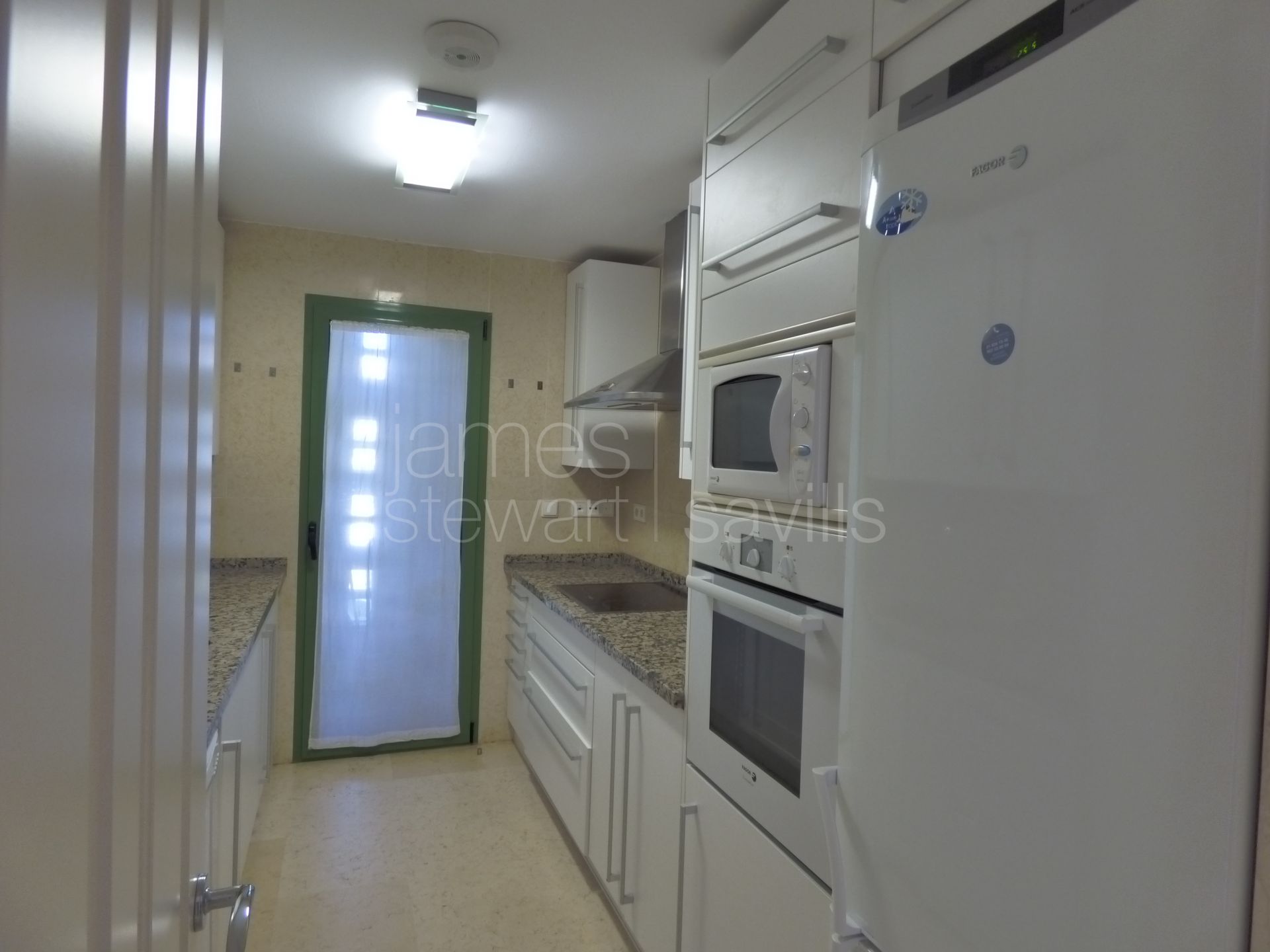 Apartamento amplio y luminoso de 3 dormitorios con vistas a la Marina de Sotogrande.