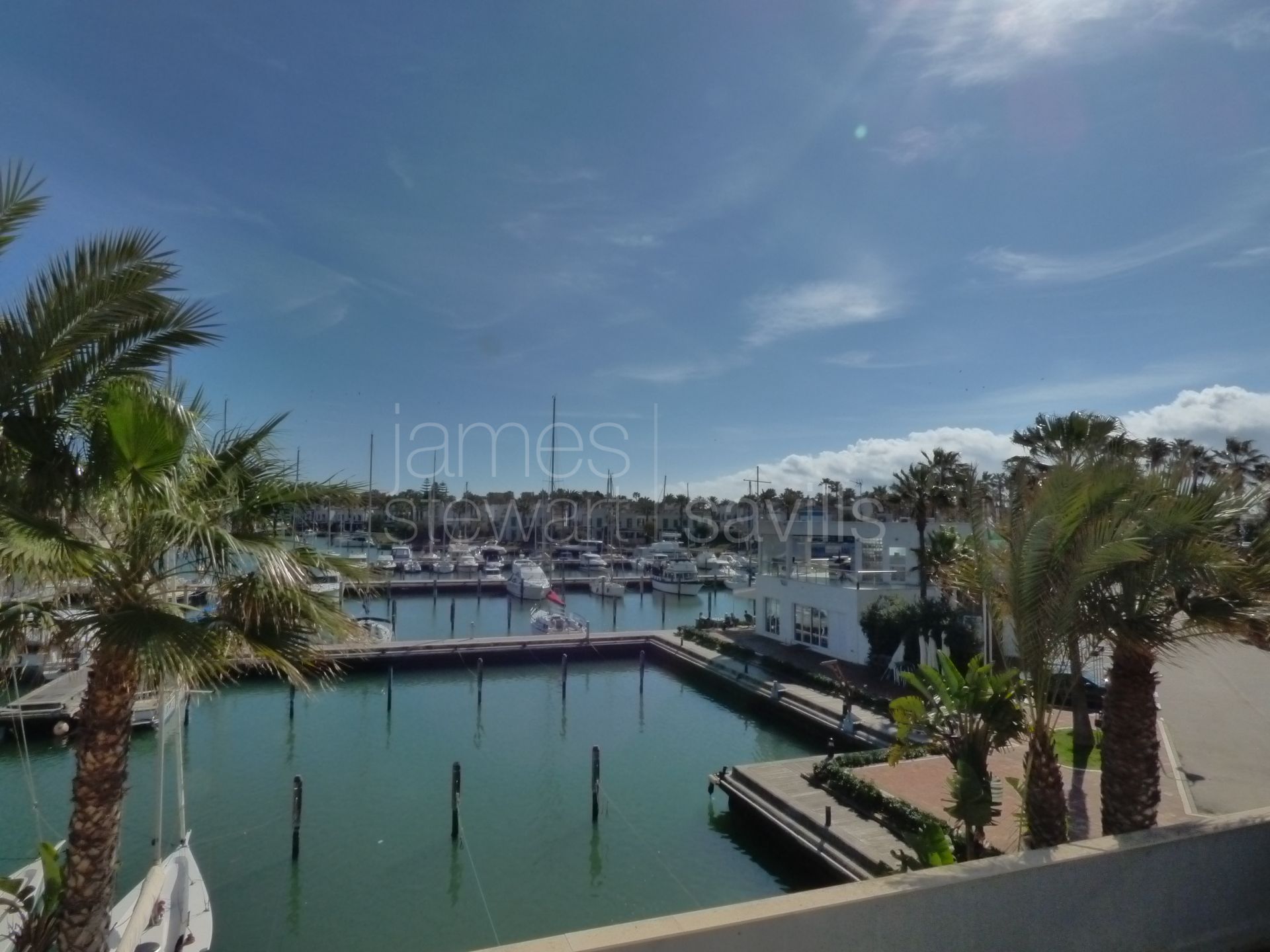 Bright and spacious 3-bedroom apartment with views of the Sotogrande Marina.