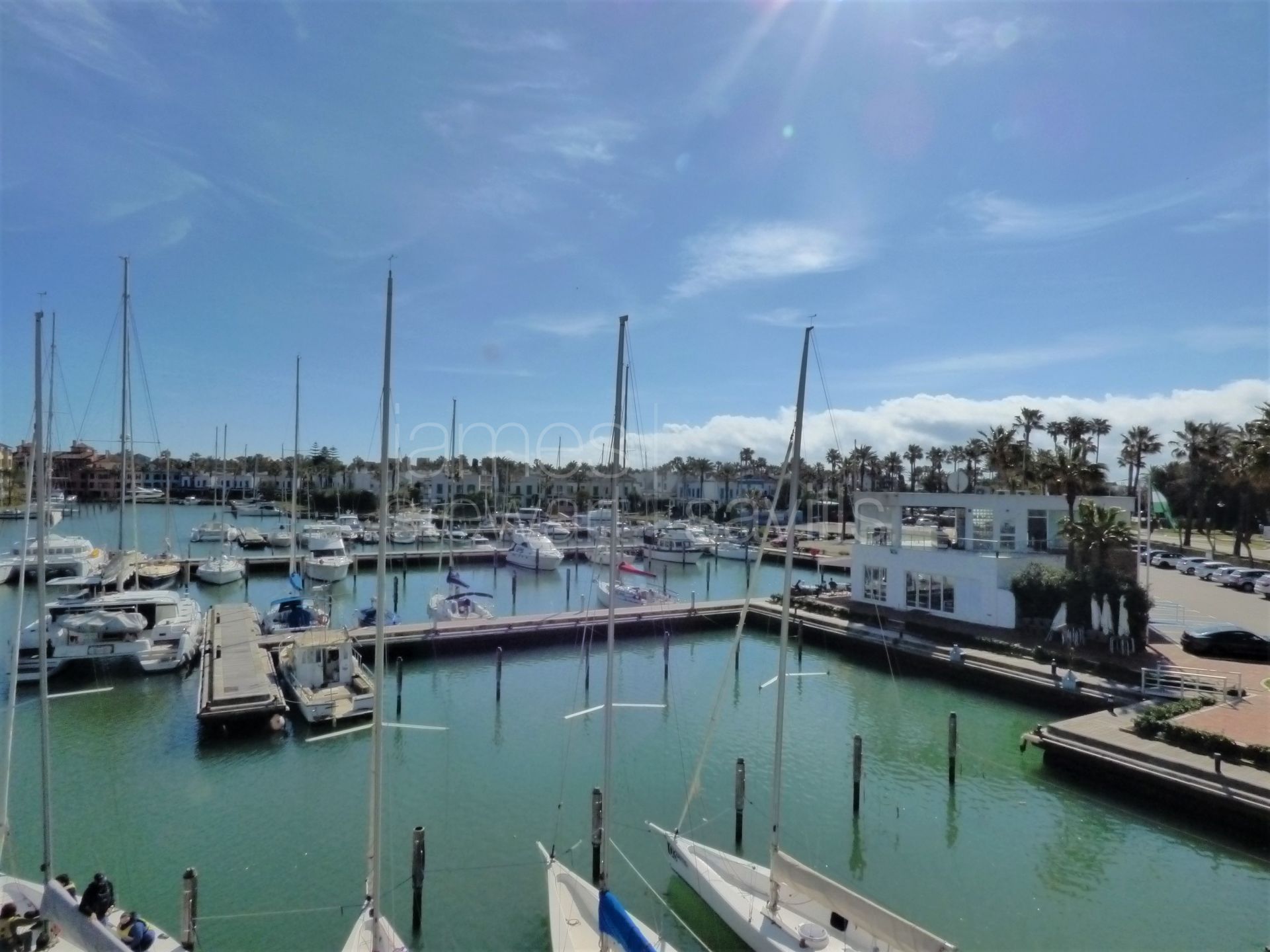 Apartamento amplio y luminoso de 3 dormitorios con vistas a la Marina de Sotogrande.