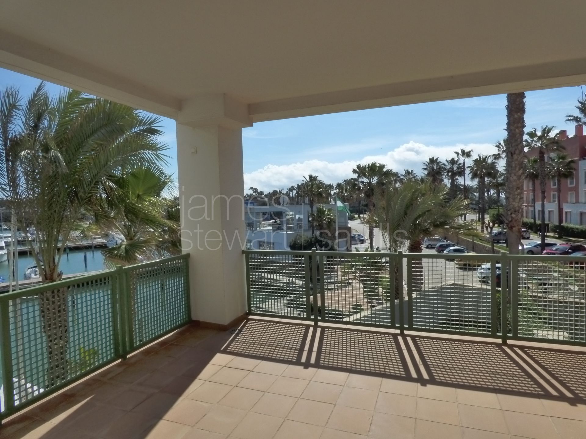 Apartamento amplio y luminoso de 3 dormitorios con vistas a la Marina de Sotogrande.