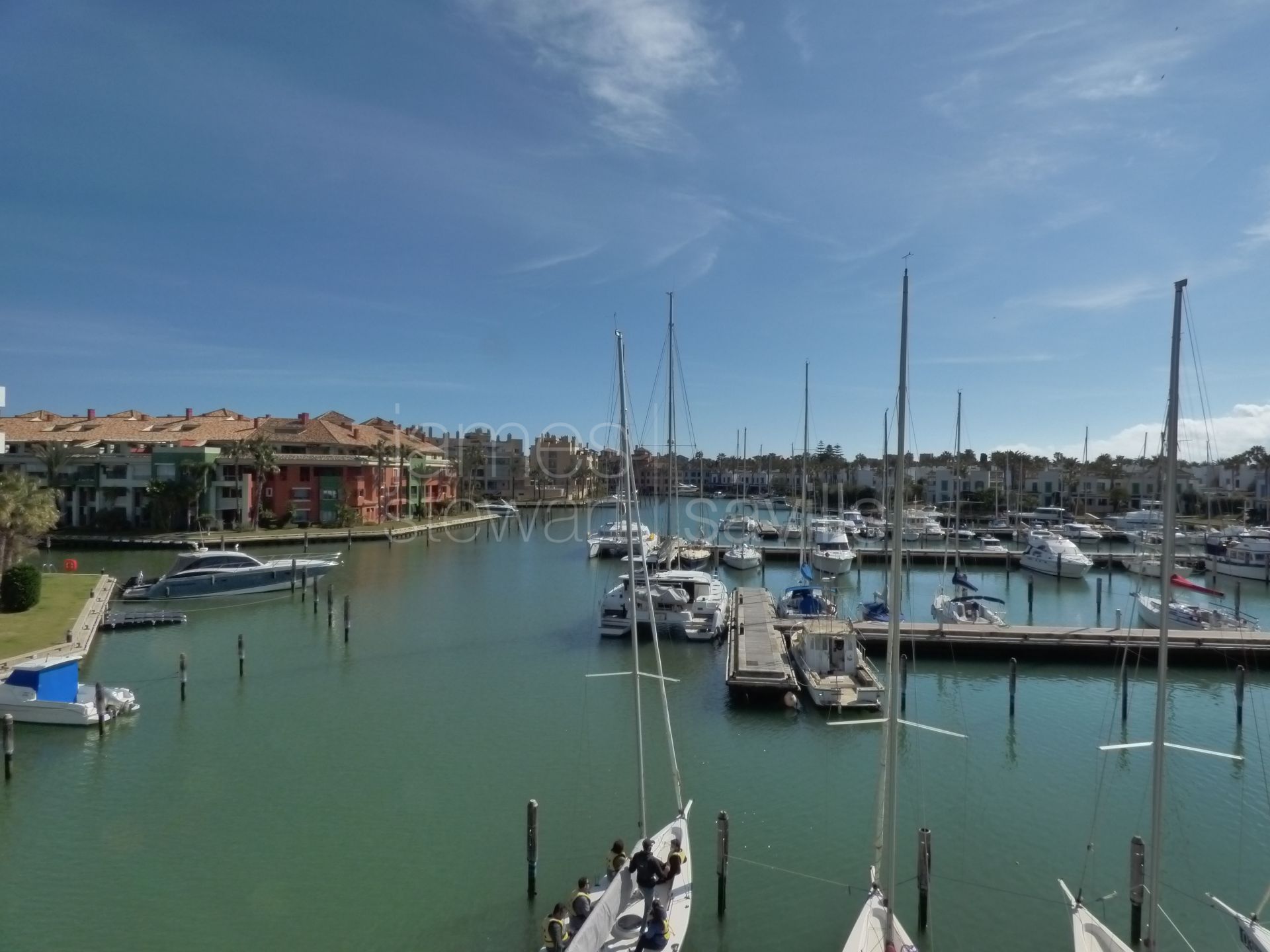 Bright and spacious 3-bedroom apartment with views of the Sotogrande Marina.