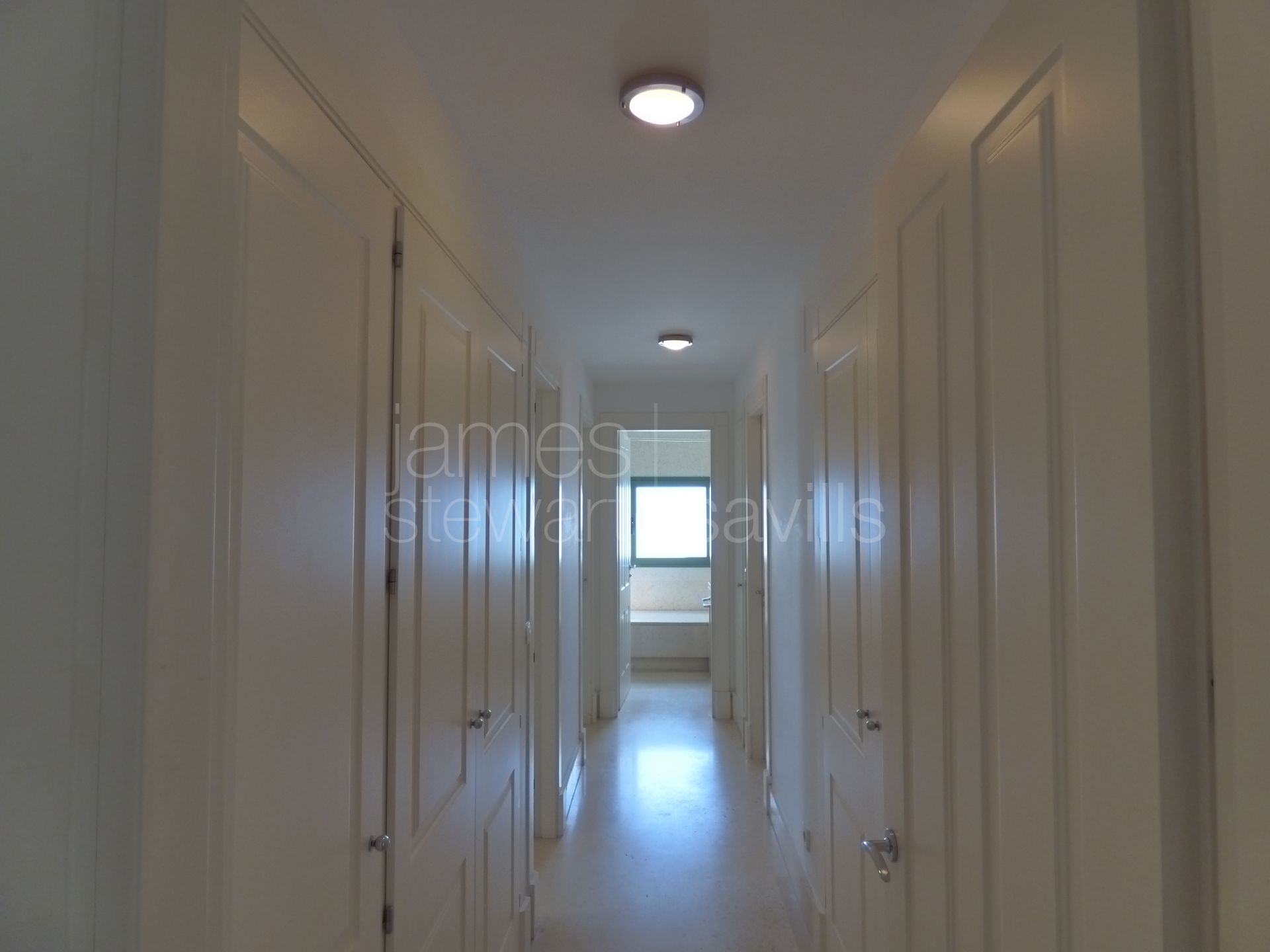 Apartamento amplio y luminoso de 3 dormitorios con vistas a la Marina de Sotogrande.
