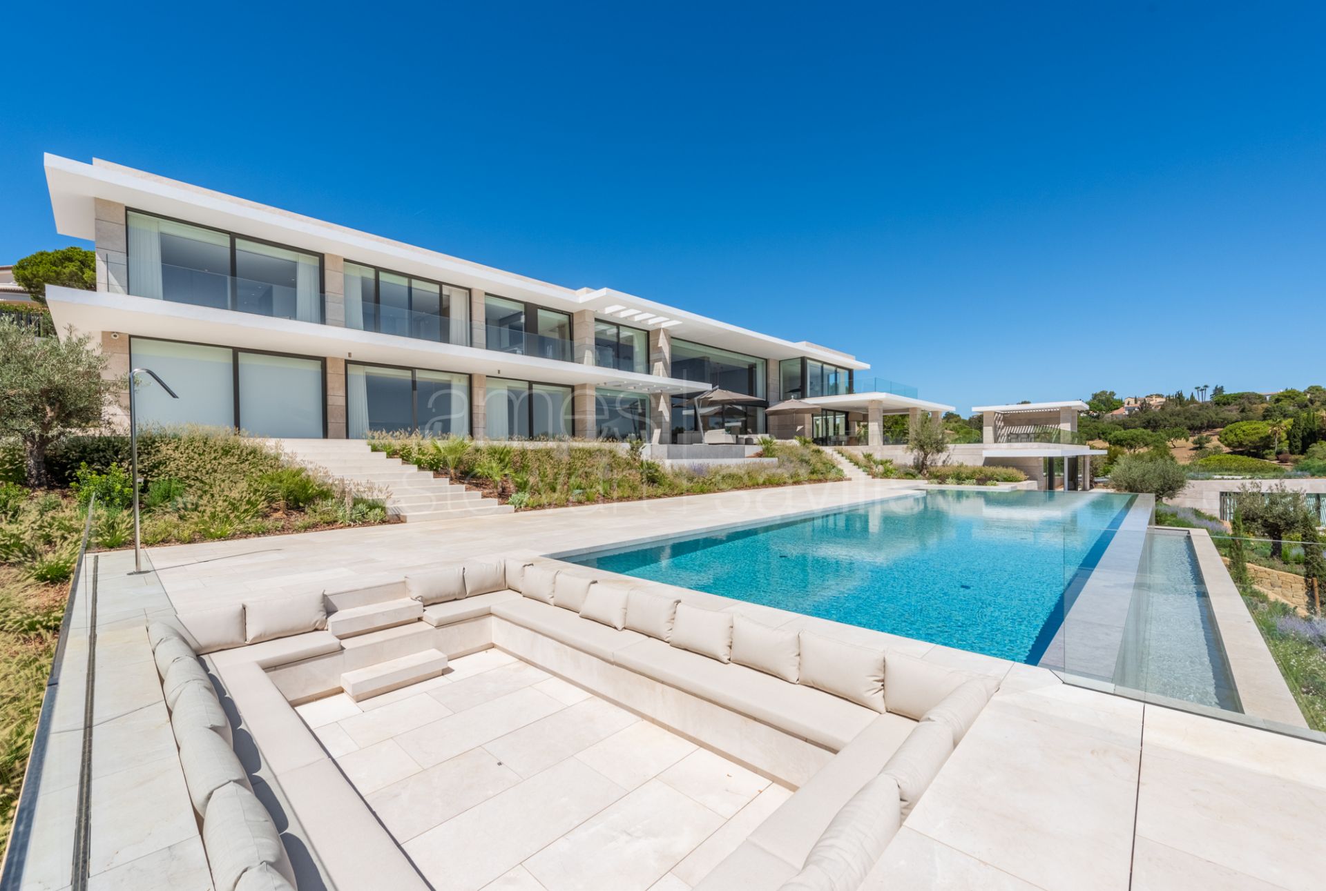 WHITE is an absolutely stunning property and one of the truly great houses of Sotogrande.