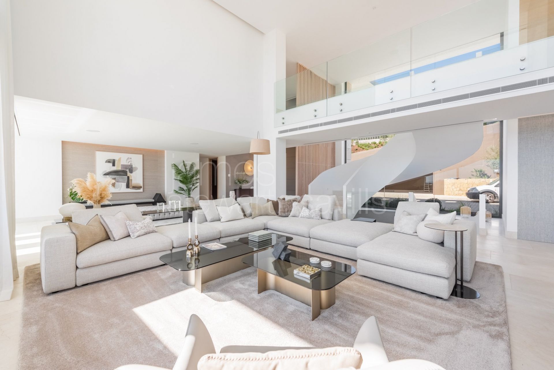 WHITE is an absolutely stunning property and one of the truly great houses of Sotogrande.