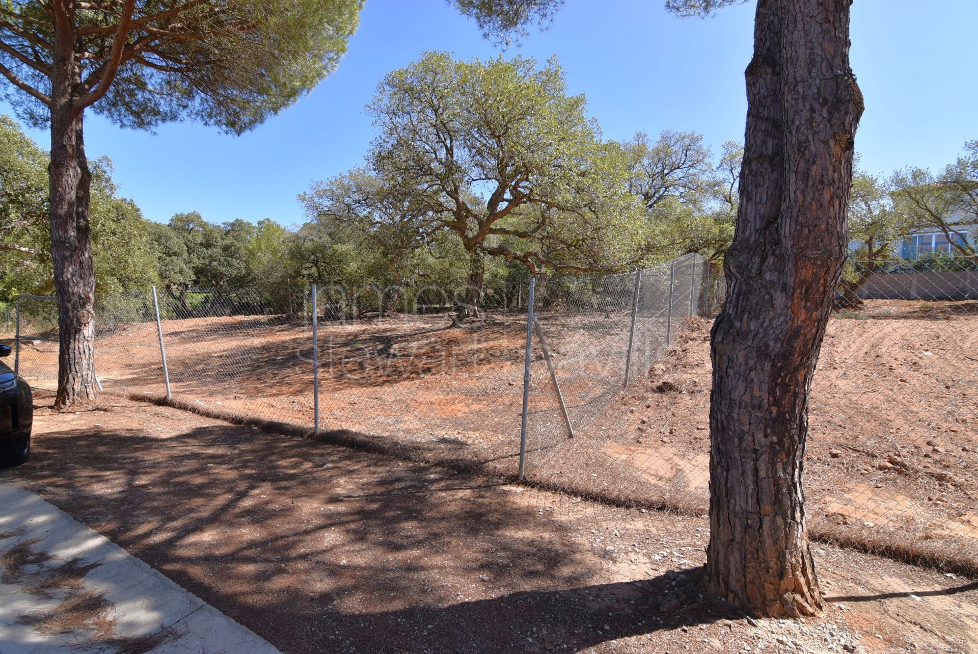 Square building plot in the centre of Sotogrande with easy access to the main road network