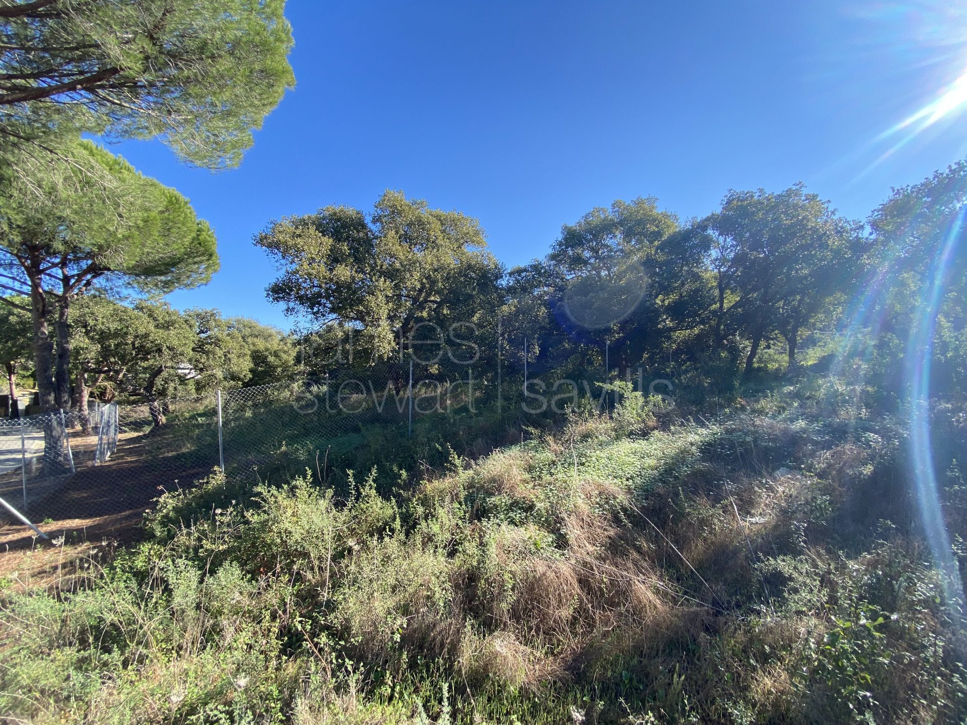 Square building plot in the centre of Sotogrande with easy access to the main road network