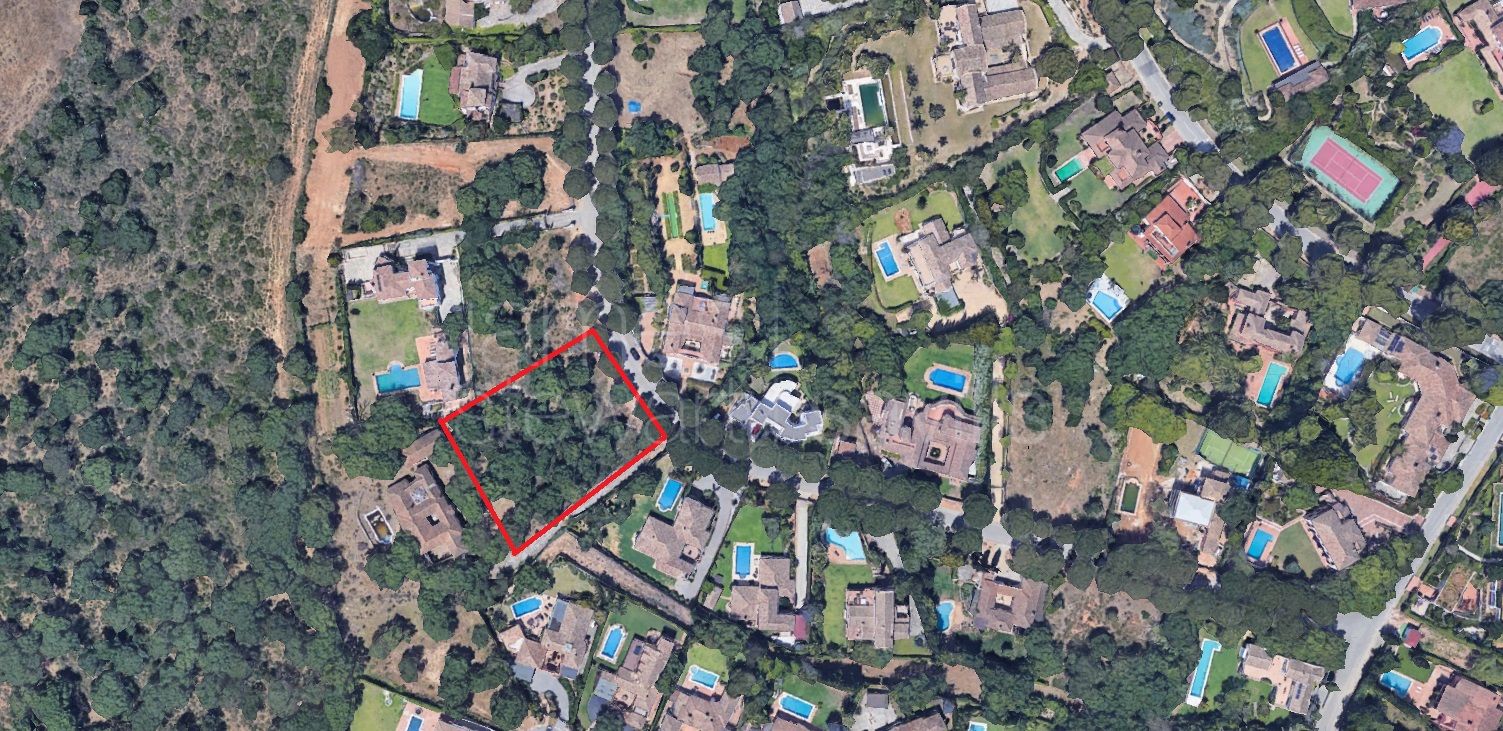Parcela cuadrada en una zona consolidada en Sotogrande centro