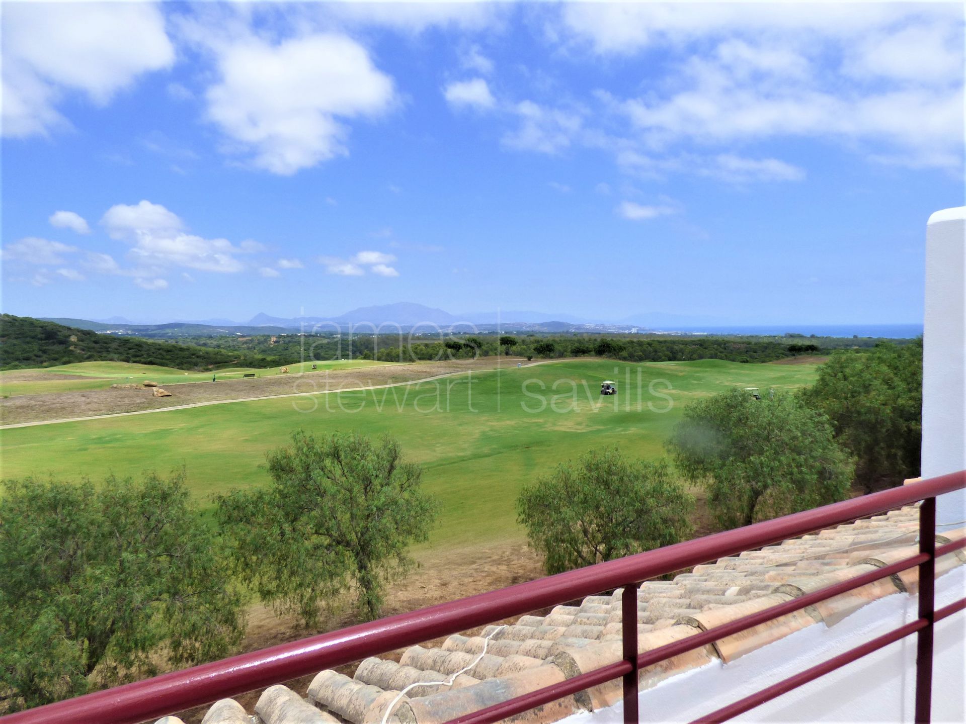 Great two bedroom townhouse frontline golf with sea views in Alcaidesa