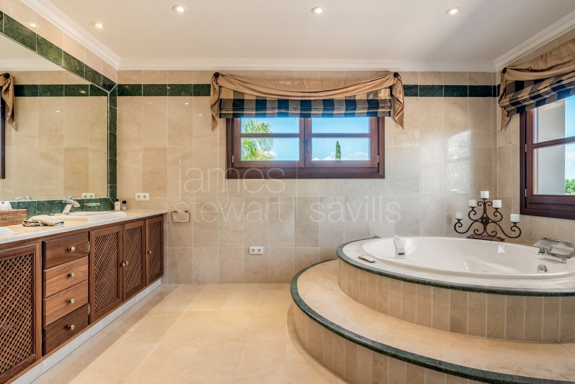 Excellent Andaluz style villa frontline to San Roque Golf old Course