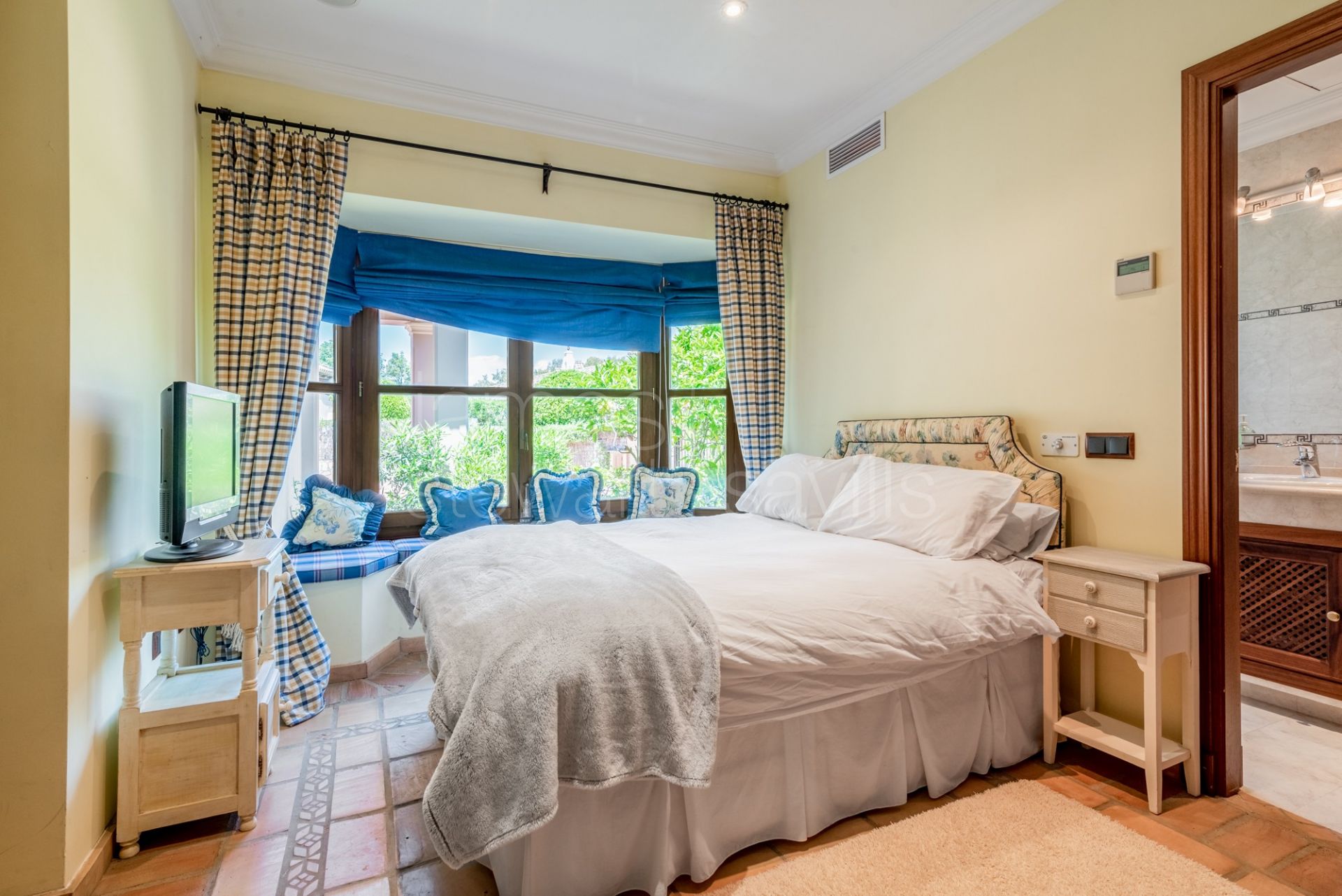 Excellent Andaluz style villa frontline to San Roque Golf old Course