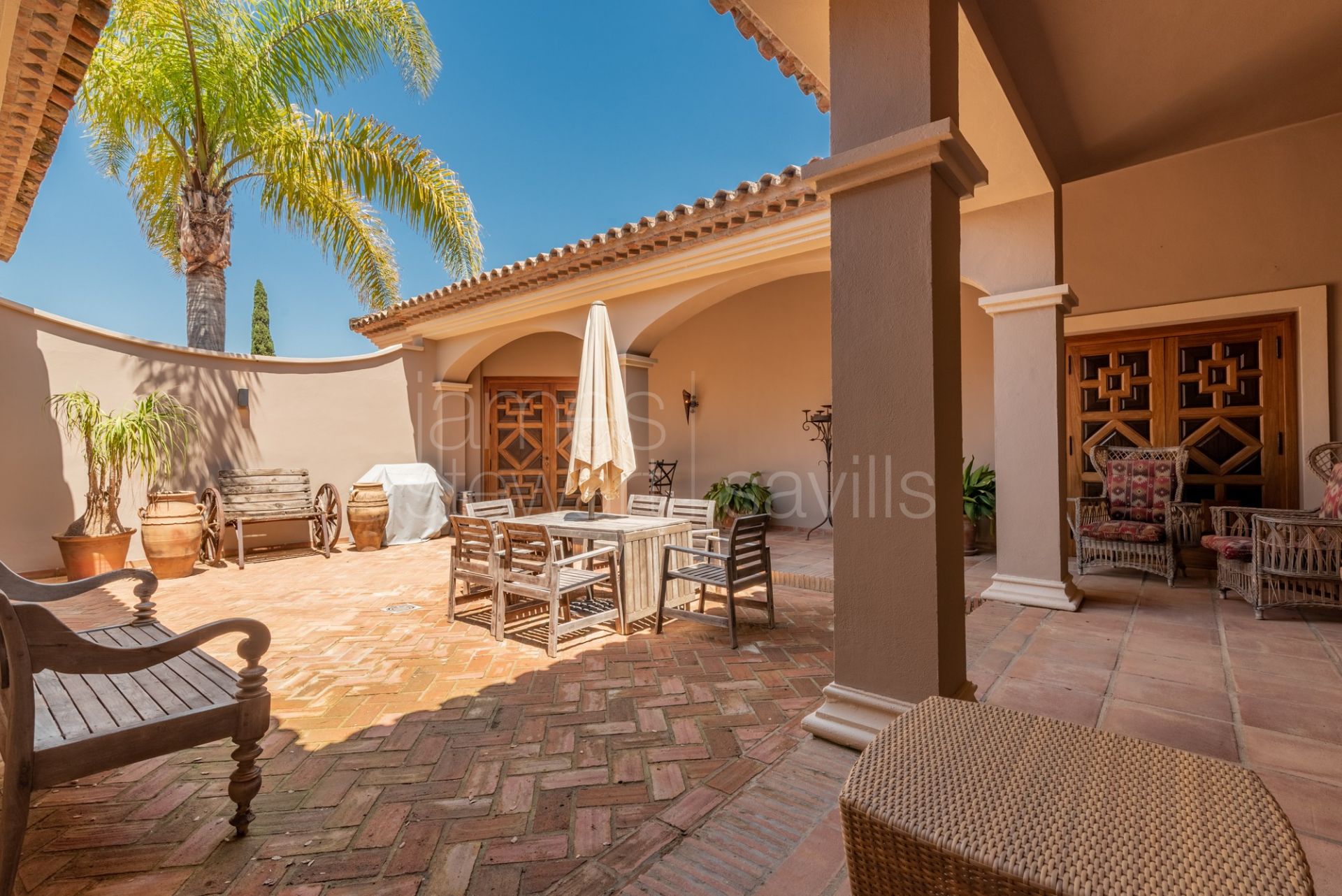 Excellent Andaluz style villa frontline to San Roque Golf old Course
