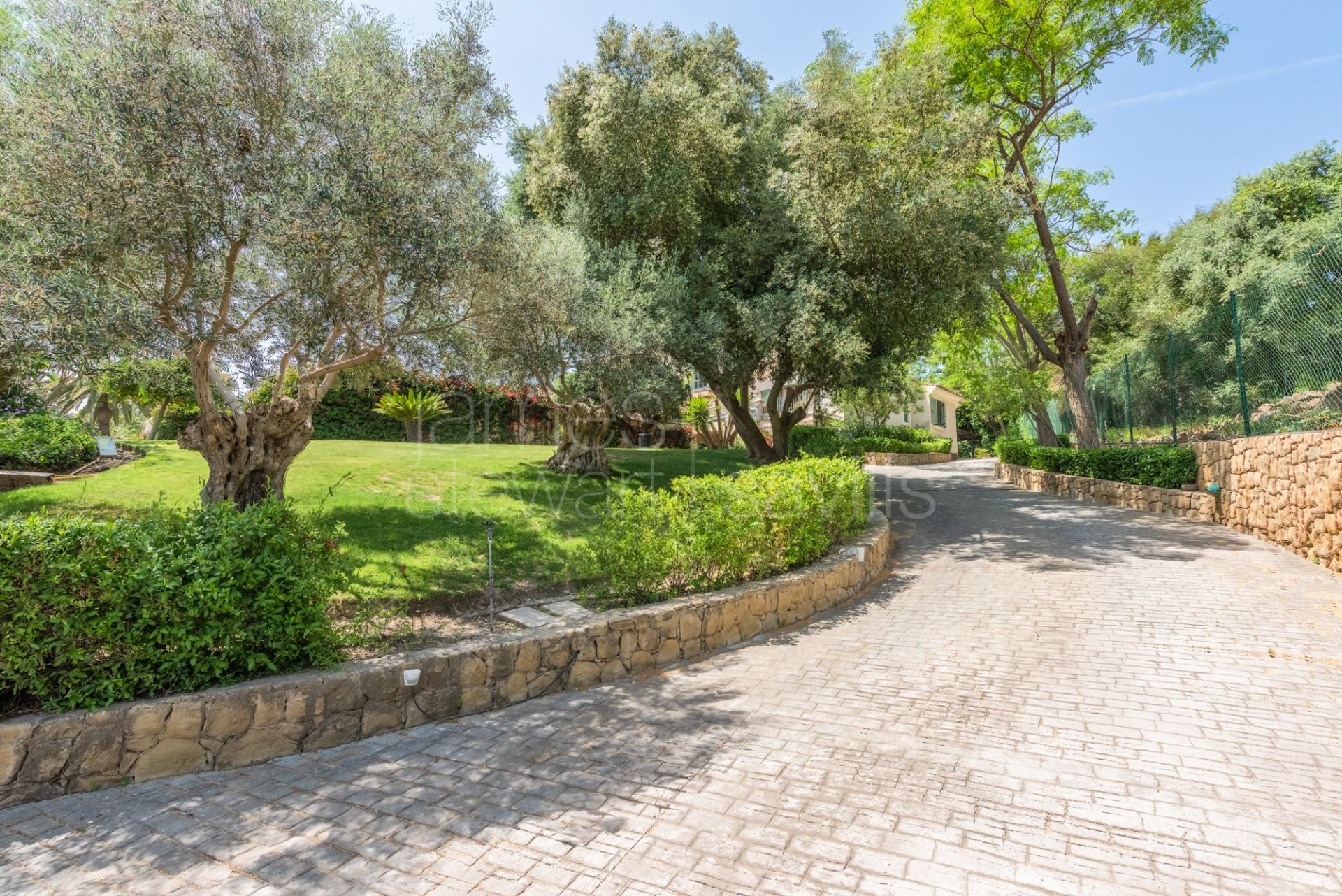 Una propiedad muy especial en la zona F de Sotogrande con vistas al campo de golf de San Roque Club