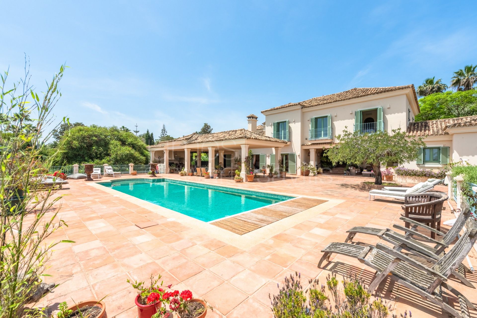 Una propiedad muy especial en la zona F de Sotogrande con vistas al campo de golf de San Roque Club