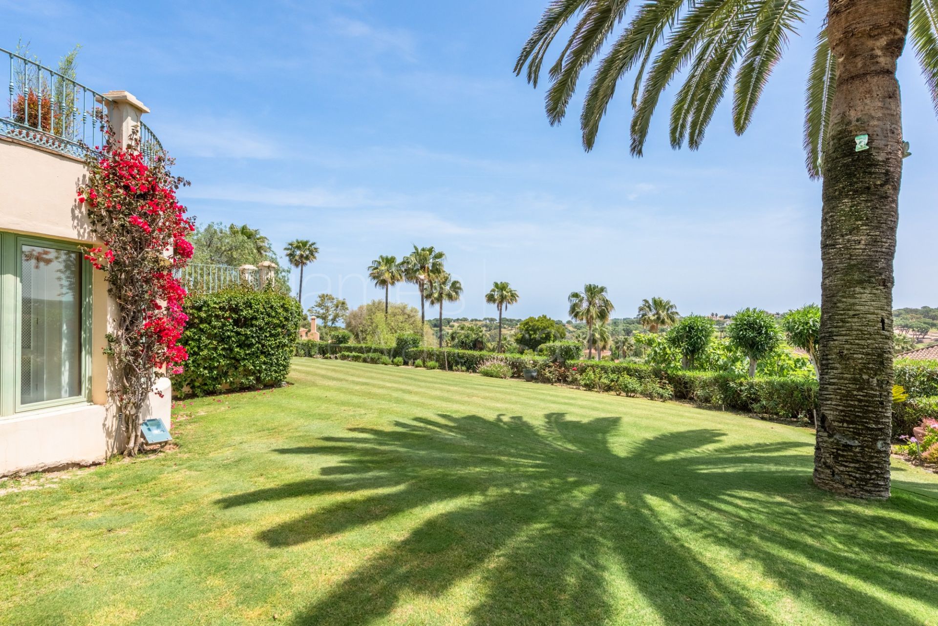 Una propiedad muy especial en la zona F de Sotogrande con vistas al campo de golf de San Roque Club