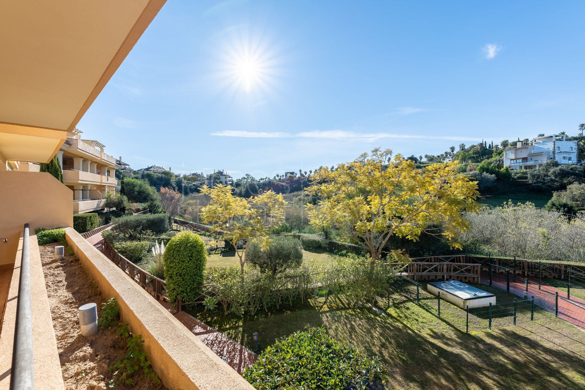 Amplios apartamentos de 3 dormitorios con vistas a la zona verde desde 468.830 €.