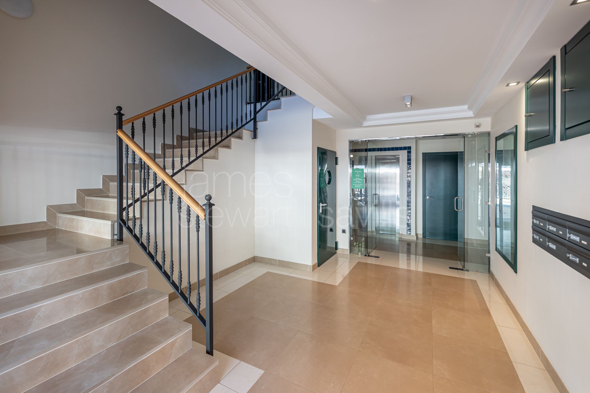 Amplios apartamentos de 3 dormitorios con vistas a la zona verde desde 468.830 €.