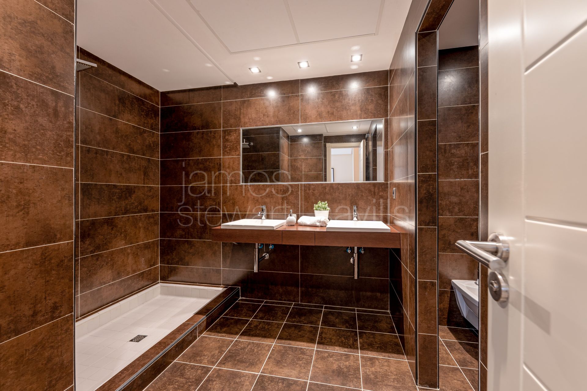 Amplios apartamentos de 3 dormitorios con vistas a la zona verde desde 468.830 €.