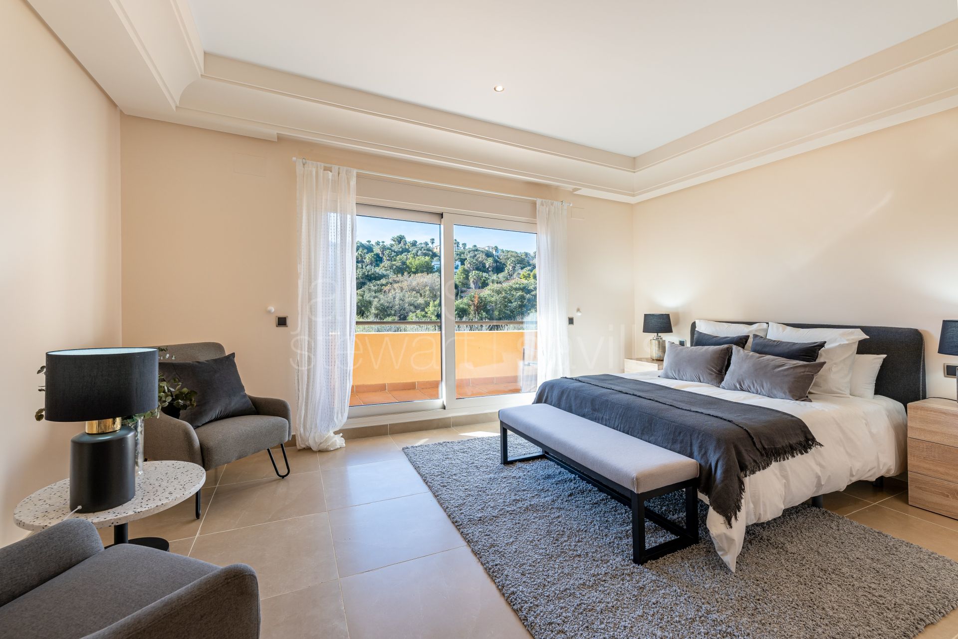 Amplios apartamentos de 3 dormitorios con vistas a la zona verde desde 468.830 €.