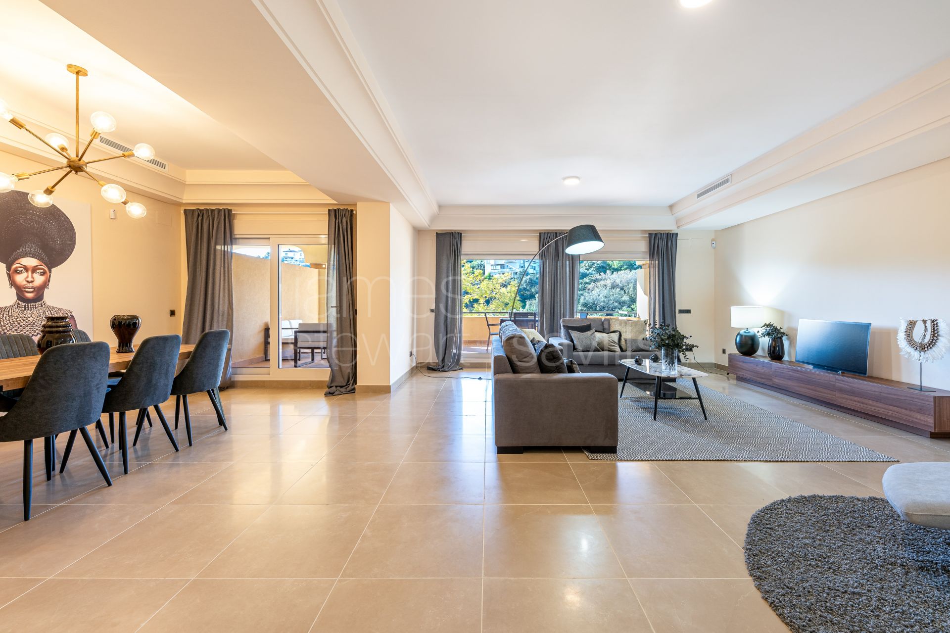Amplios apartamentos de 3 dormitorios con vistas a la zona verde desde 468.830 €.