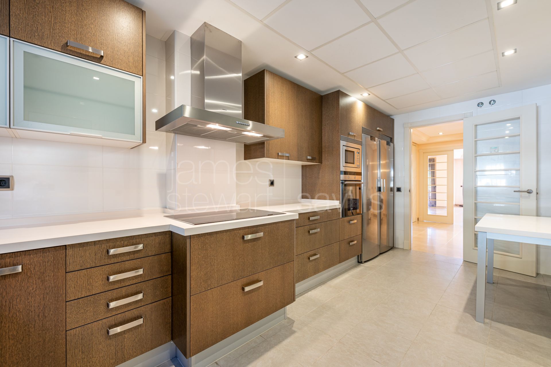 Amplios apartamentos de 3 dormitorios con vistas a la zona verde desde 468.830 €.