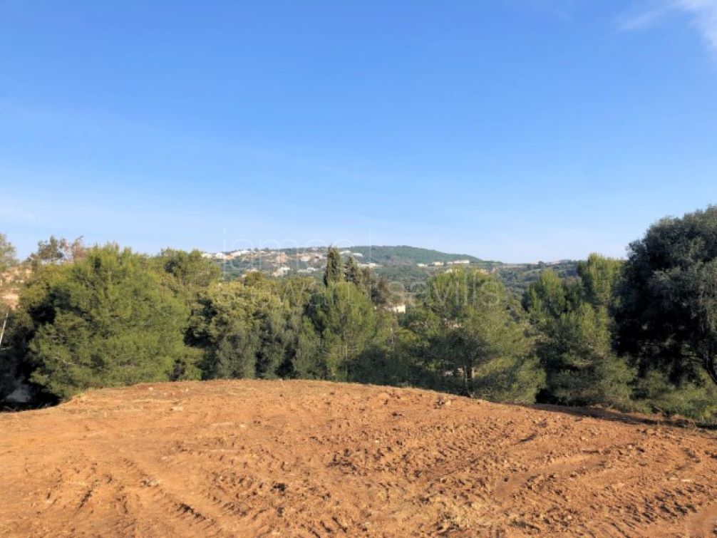 LAND WITH BUILDING PERMISSION AND VIEWS OF VALDERRAMA GOLF COURSE