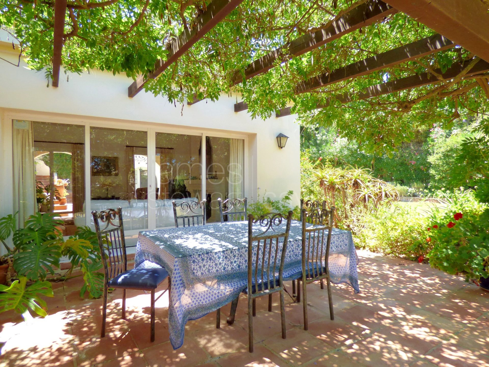 An attractive cortijo style villa with 5 bedrooms in central Sotogrande