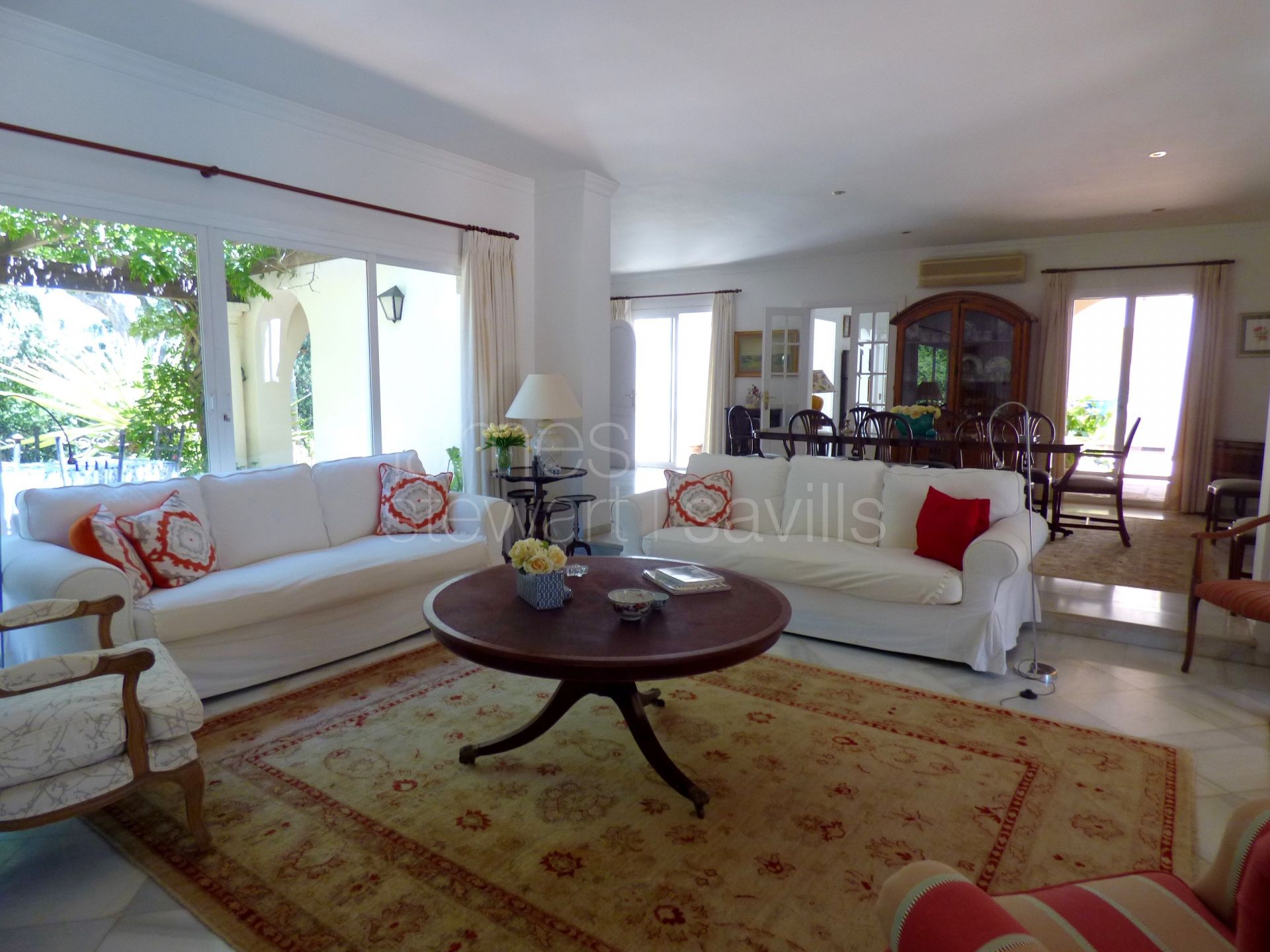 An attractive cortijo style villa with 5 bedrooms in central Sotogrande