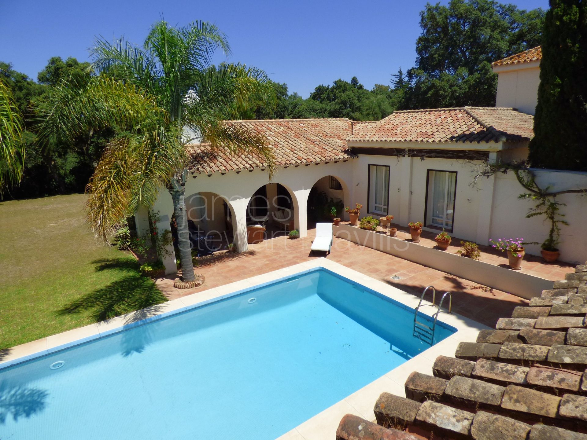 An attractive cortijo style villa with 5 bedrooms in central Sotogrande
