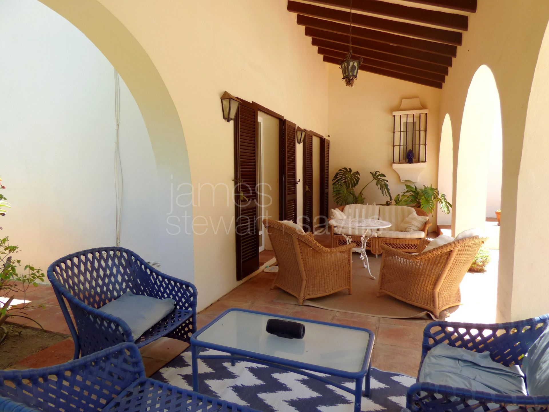An attractive cortijo style villa with 5 bedrooms in central Sotogrande