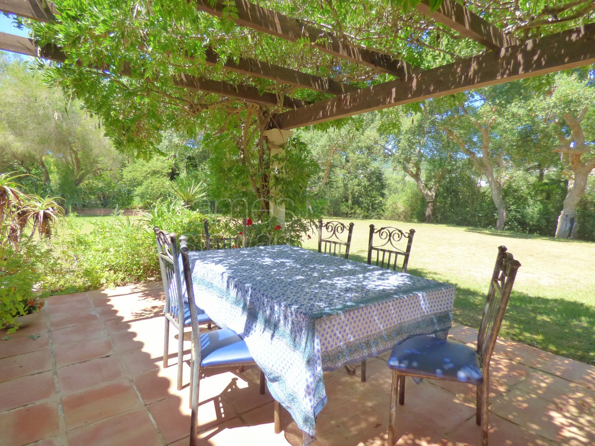 An attractive cortijo style villa with 5 bedrooms in central Sotogrande