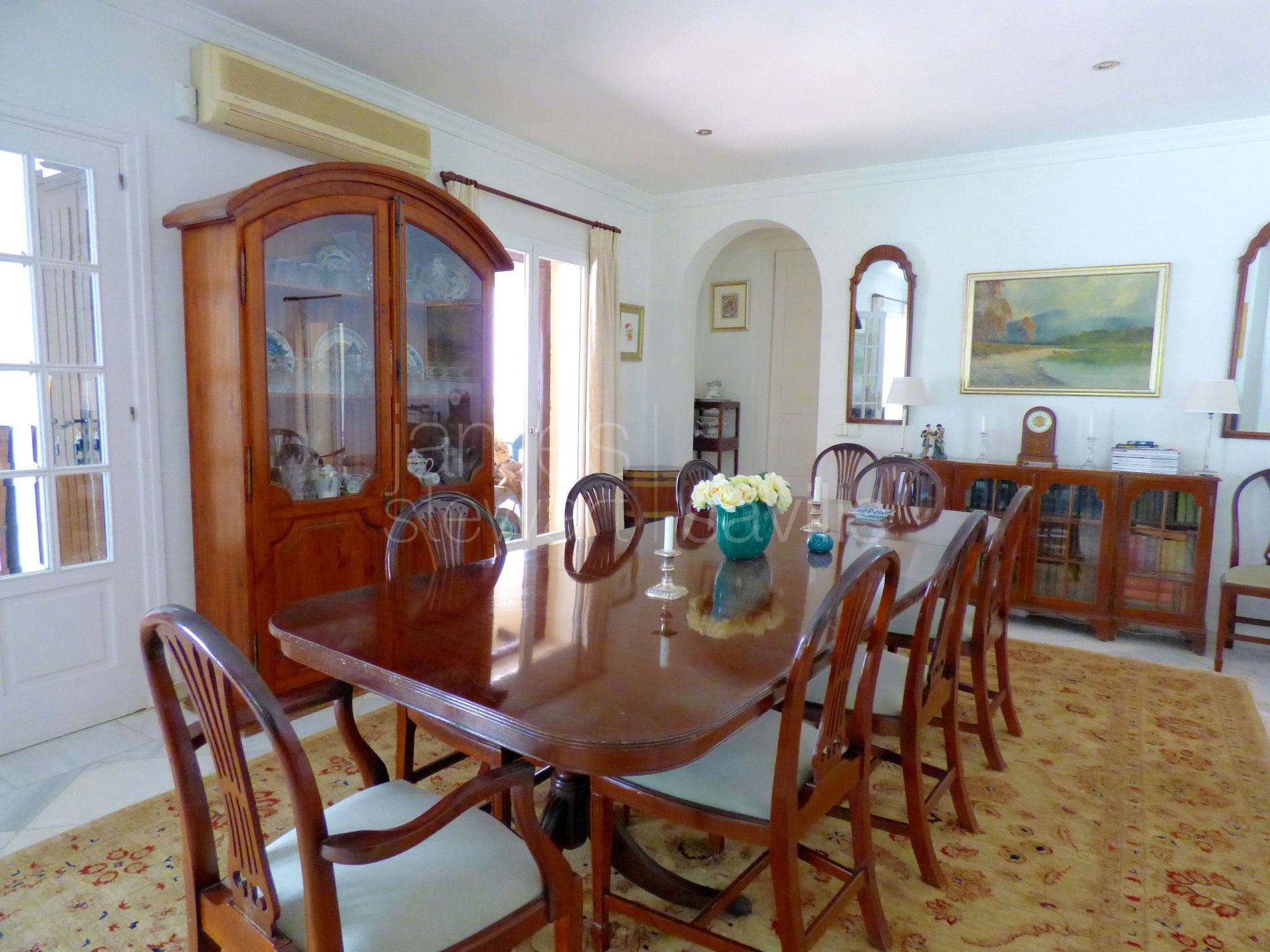 An attractive cortijo style villa with 5 bedrooms in central Sotogrande