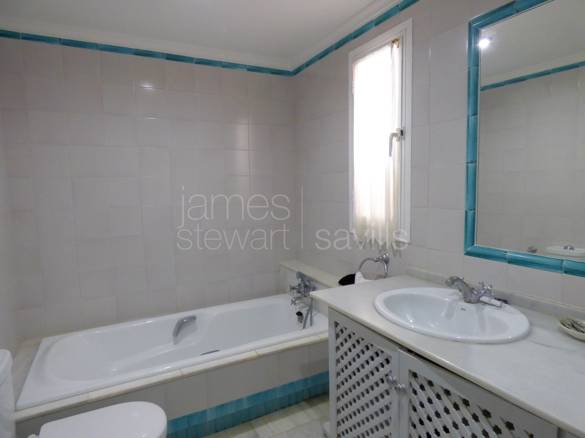 An attractive cortijo style villa with 5 bedrooms in central Sotogrande