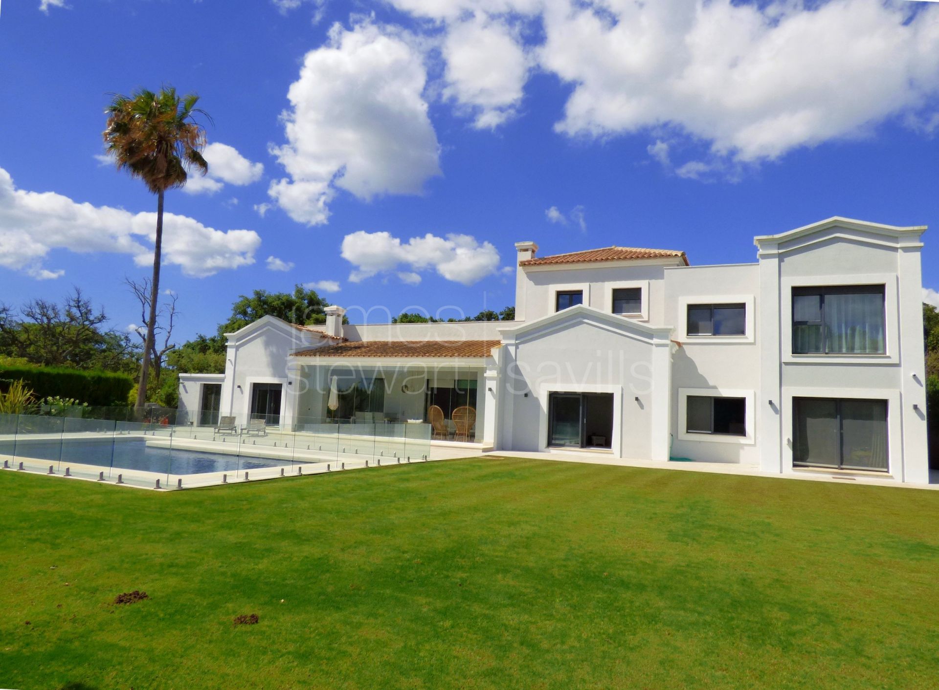 Beautiful contemporary style villa in the C zone of Sotogrande central.
