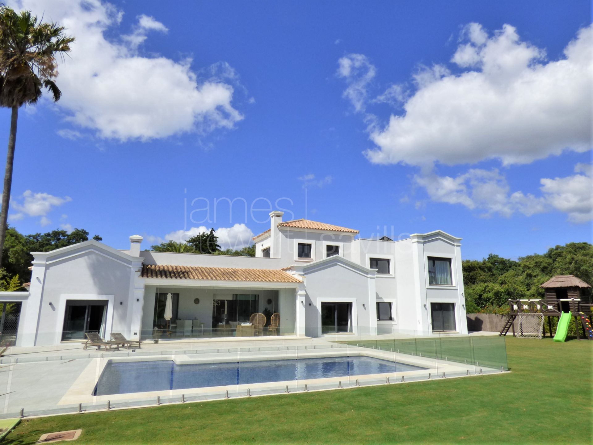 Beautiful contemporary style villa in the C zone of Sotogrande central.